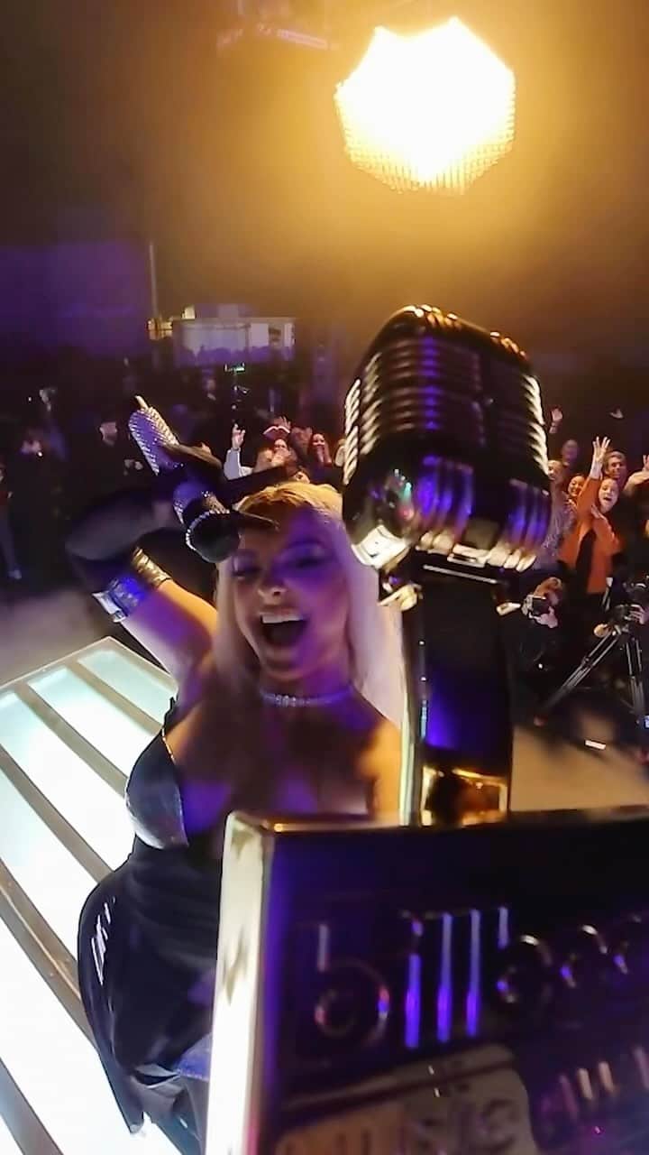 Bebe Rexhaのインスタグラム：「POV: you are a Billboard Music Awards trophy that now belongs to @beberexha 🏆  “I’m Good (Blue)” is the Top Dance/Electronic Song of the year! #BBMAs  🎥 @meshellstudio」
