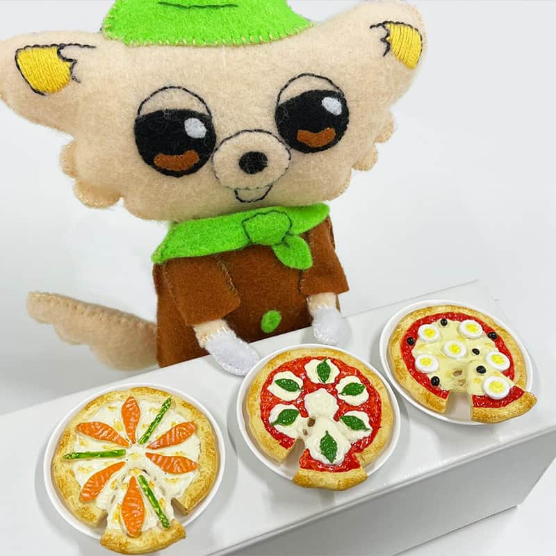 マグネットパークのインスタグラム：「おはよーございますわん！ 今日は #ピザの日 なんだって！ 皆は何ピザが好き？ ちまはチーズにはちみつのやつが好きわん🧀  （ちま） #ちまのつぶやき   👇マグネットパーク公式キャラクター「ちま」 　商品紹介ページはこちら https://www.magnetpark.jp/html/page32.html  --------------------------------------- ちまちゃんグッズも好評発売中！ @magnetpark_jp ショップURLトップから「ちま」で検索！🔎 ---------------------------------------  #マグネットパーク #magnetpark #公式キャラクター #チワワ  #ちまちゃん #犬 #ぬい #ぬい活 #ぬい部 #推し活 #ピザ  #ゆるキャラ #チワワ部 #チワワ好き #ぬいぐるみ #ハンドメイド  #手作りぬい  #手作りぬいぐるみ  #フェルト #フェルトぬい」