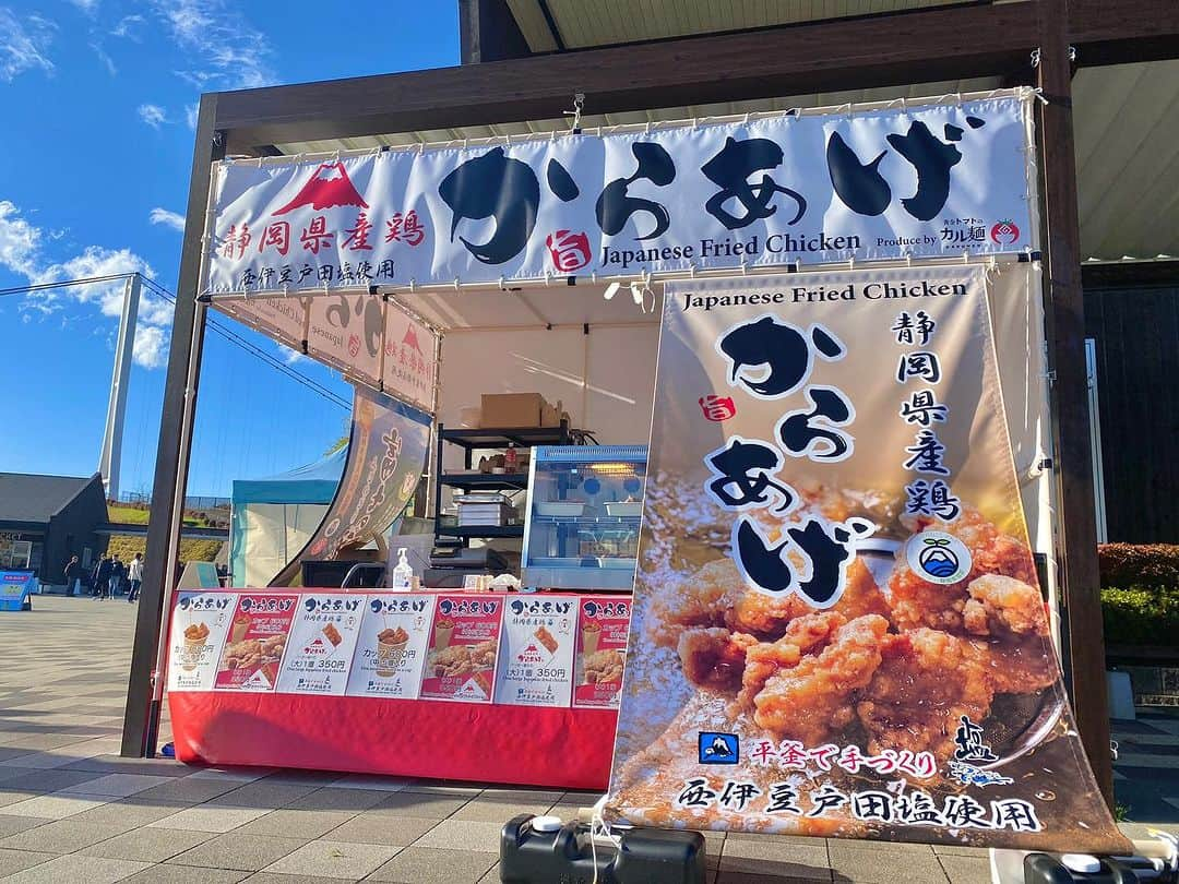 三島スカイウォーク／公式のインスタグラム：「静岡県産鶏からあげ Produced by カル麺 OPEN！🆕🚩  三島スカイウォークにあるトマト麺のお店「黄金トマトのカル麺」がプロデュースした「静岡県産鶏のからあげ」が販売開始となりました！  静岡県産鶏を使用し、日本一深い海、駿河湾の水深20メートルから海水を汲み上げ、添加物もゼロの平釜で伝統製法により手作りされた西伊豆戸田塩で味付けしているため、鶏肉の素材の味を引き立ててくれます。🧂🌊🗻✨  入場ゲートに向かう途中、食欲をそそられる揚げたてのからあげのいい匂いが漂ってきます!  地元の食材にこだわったここでしか食べられない、揚げたてジューシーな絶品からあげをご賞味ください♪  販　売：三島スカイウォーク　入場ゲート前南エリア（無料エリア）  #三島スカイウォーク #スカイウォーク #静岡 #伊豆 #三島 #箱根 #観光 #吊橋 #日本一 #富士山 #mishimaskywalk #mtfuji #skywalk #hakone#japantrip#shizuoka#からあげ」