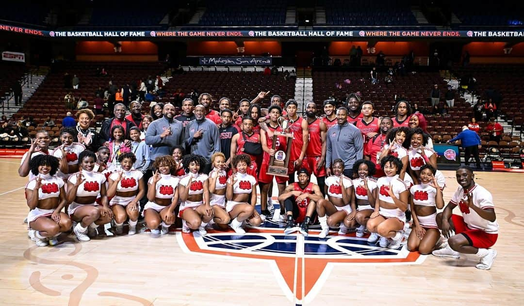 クリス・ポールのインスタグラム：「We have a new champion at the Chris Paul HBCU Tip-Off Presented by AEA Foundation. Congratulations to @wssu_athletics. 🏆 #HOFHBCU #HoophallU」