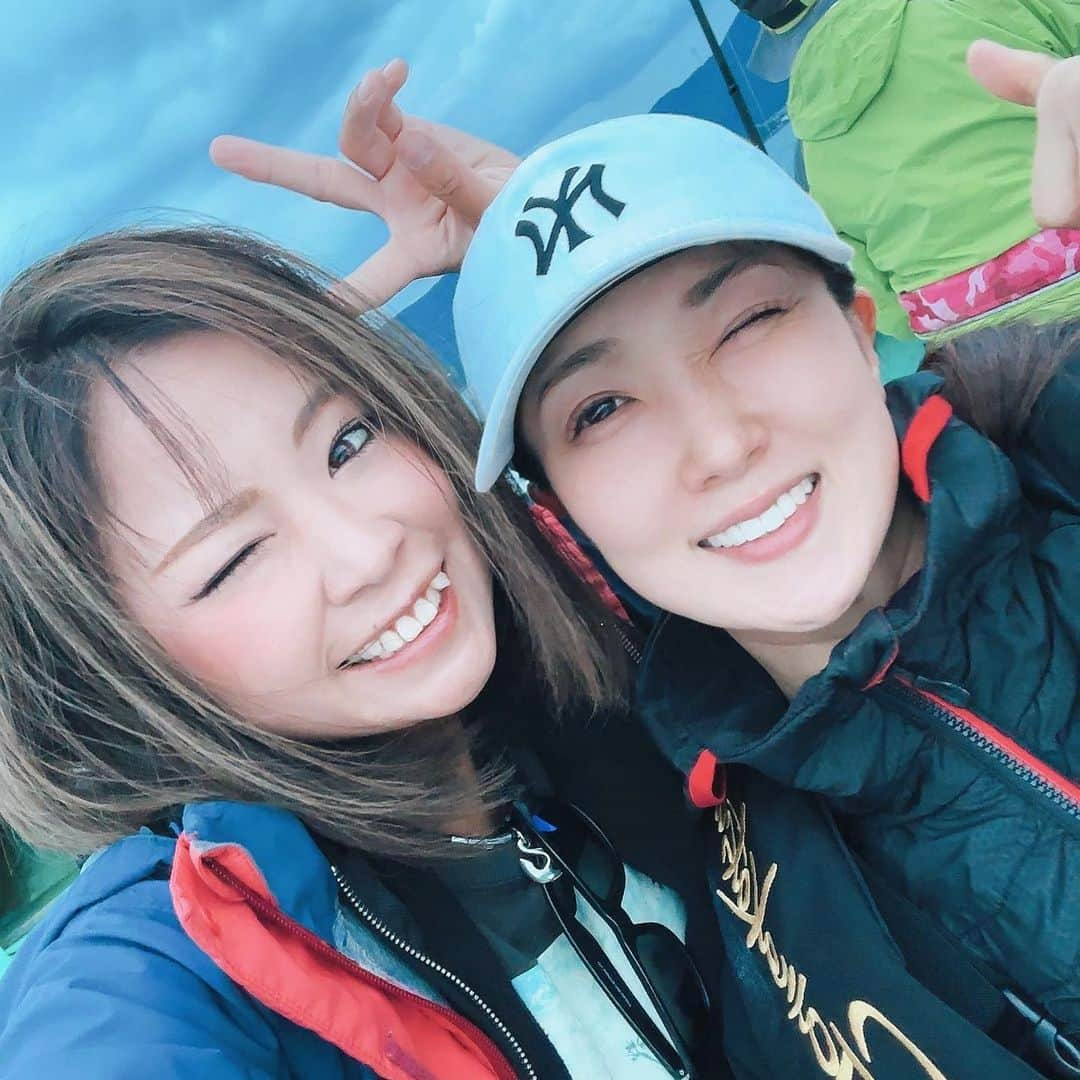 渕上万莉 さんのインスタグラム写真 - (渕上万莉 Instagram)「今年もカワハギ三昧❤️ 毎日カワハギの事考えてます🤤🎣  美緒ちゃんと @mio_fishing  サンスポの取材で#かるも丸 さんへ🛥❣️ 今週水曜日の朝刊で販売されました📰 告知遅くなってごめんなさいー🥹🙏🏽💦  今シーズンから船で購入できるようになった 【船長スペシャル】カワハギ仕掛け‼️ この海域に特化した針の大きさとハリス、エダスの長さ🪡 流石カリスマ船長監修✨ マジでこの仕掛けに変えて釣果アップしたよ⤴️😳🎣  サンスポのYouTubeチャンネルでもアップされたので是非見てください📱😆✨  まだまだ上手くならない渕上ですが… めげずに毎週カワハギ釣り行くぞー‼️  ■2023.10.25 和歌山県湯浅市 かるも丸 カワハギ便  #カワハギ #カワハギ釣り #ハゲ釣り #和歌山釣り #サンスポ #フッチー #渕上万莉」11月20日 16時17分 - mari_fuchigami