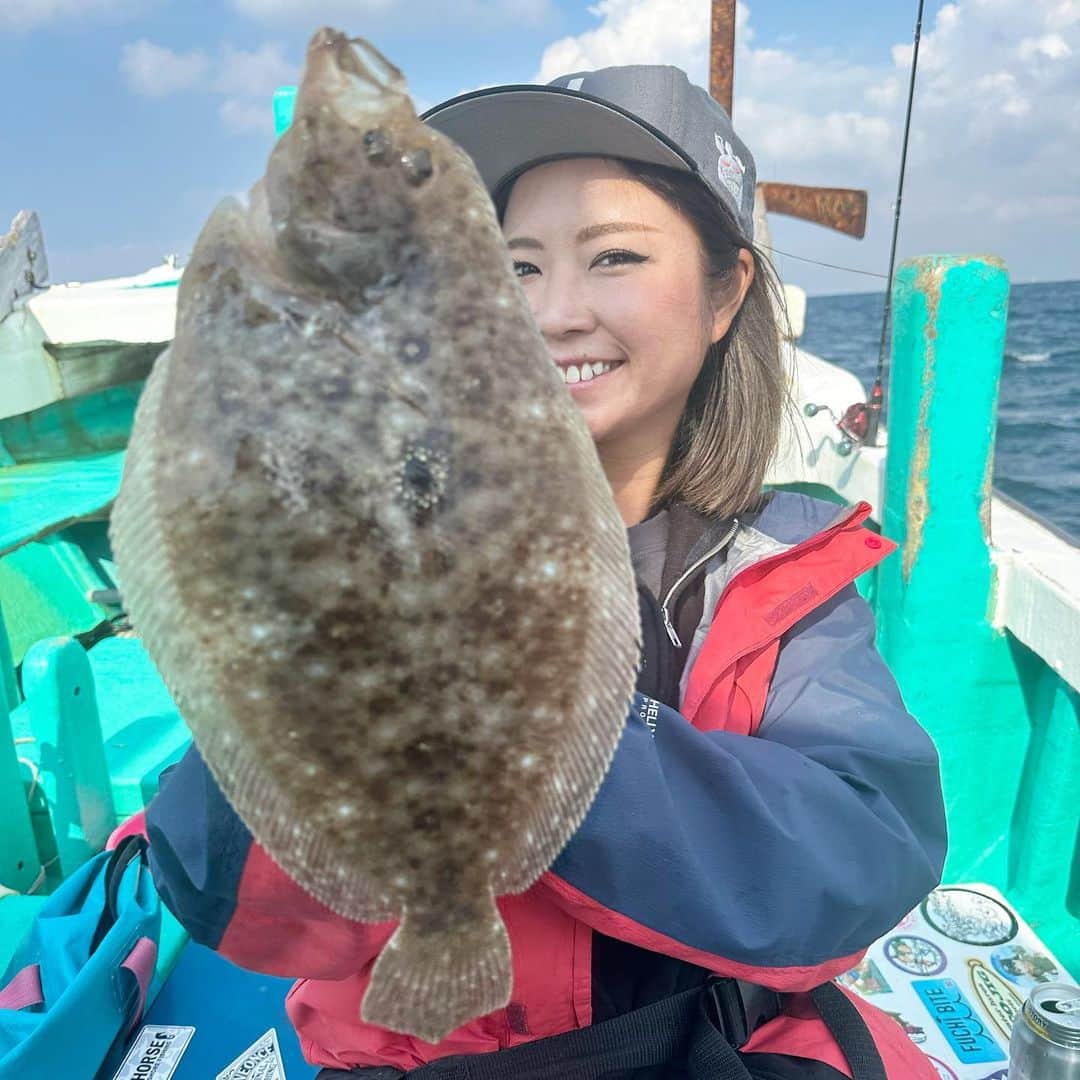 渕上万莉 さんのインスタグラム写真 - (渕上万莉 Instagram)「今年もカワハギ三昧❤️ 毎日カワハギの事考えてます🤤🎣  美緒ちゃんと @mio_fishing  サンスポの取材で#かるも丸 さんへ🛥❣️ 今週水曜日の朝刊で販売されました📰 告知遅くなってごめんなさいー🥹🙏🏽💦  今シーズンから船で購入できるようになった 【船長スペシャル】カワハギ仕掛け‼️ この海域に特化した針の大きさとハリス、エダスの長さ🪡 流石カリスマ船長監修✨ マジでこの仕掛けに変えて釣果アップしたよ⤴️😳🎣  サンスポのYouTubeチャンネルでもアップされたので是非見てください📱😆✨  まだまだ上手くならない渕上ですが… めげずに毎週カワハギ釣り行くぞー‼️  ■2023.10.25 和歌山県湯浅市 かるも丸 カワハギ便  #カワハギ #カワハギ釣り #ハゲ釣り #和歌山釣り #サンスポ #フッチー #渕上万莉」11月20日 16時17分 - mari_fuchigami