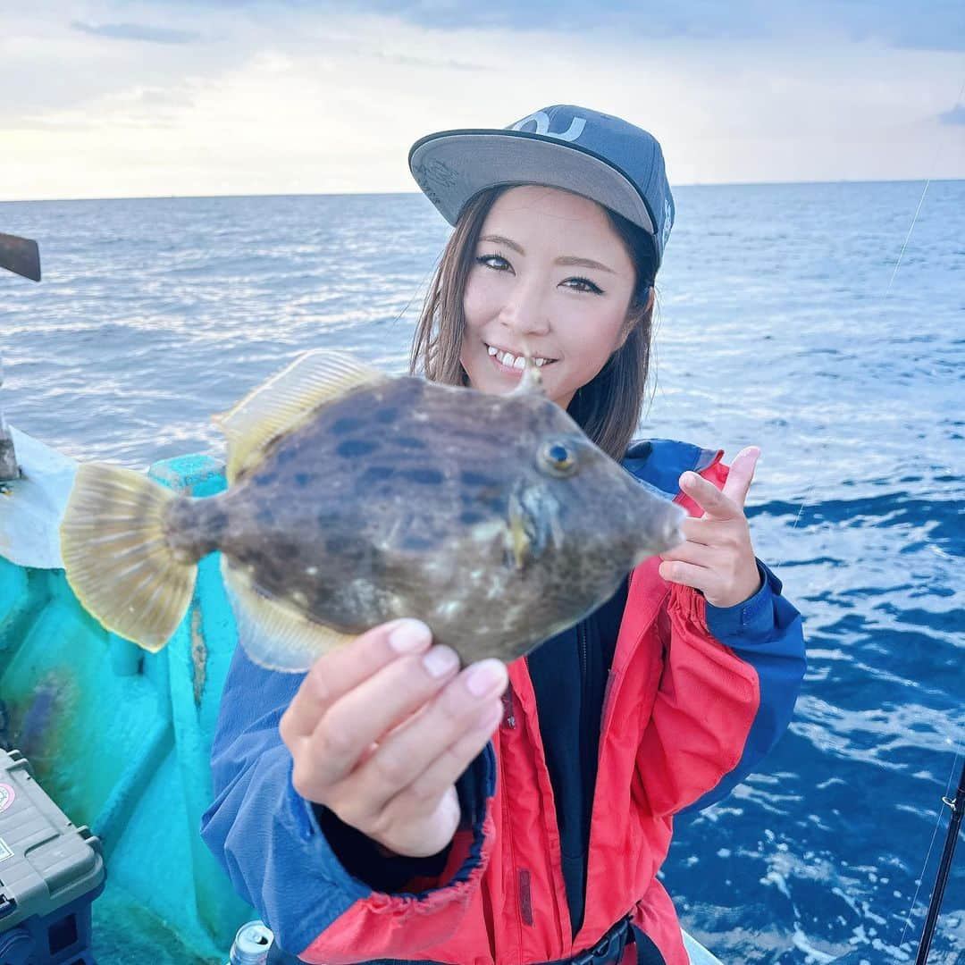 渕上万莉 のインスタグラム：「今年もカワハギ三昧❤️ 毎日カワハギの事考えてます🤤🎣  美緒ちゃんと @mio_fishing  サンスポの取材で#かるも丸 さんへ🛥❣️ 今週水曜日の朝刊で販売されました📰 告知遅くなってごめんなさいー🥹🙏🏽💦  今シーズンから船で購入できるようになった 【船長スペシャル】カワハギ仕掛け‼️ この海域に特化した針の大きさとハリス、エダスの長さ🪡 流石カリスマ船長監修✨ マジでこの仕掛けに変えて釣果アップしたよ⤴️😳🎣  サンスポのYouTubeチャンネルでもアップされたので是非見てください📱😆✨  まだまだ上手くならない渕上ですが… めげずに毎週カワハギ釣り行くぞー‼️  ■2023.10.25 和歌山県湯浅市 かるも丸 カワハギ便  #カワハギ #カワハギ釣り #ハゲ釣り #和歌山釣り #サンスポ #フッチー #渕上万莉」