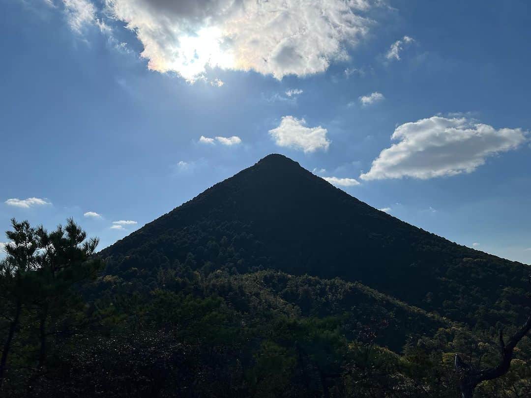 馬場典子さんのインスタグラム写真 - (馬場典子Instagram)「#法螺貝 合宿2日目は #近江富士 こと #三上山 に登拝。  山頂からは琵琶湖を臨んで。  三上山は、なんと、ジュラ記の、しかも水深4000mの海底でできるチャートという、とても固い地質が隆起したものだそう。  固く大きな岩や、そこに見えるぐにゃりと曲がった地層、時に異なる質の地面など、楽しい山でした。 ただ、足はバッキバキ…🤣  お師匠さま @horagaii の勇壮な写真も添えて。  #馬場典子 #ばばちゃんネル」11月20日 16時18分 - baba_channel