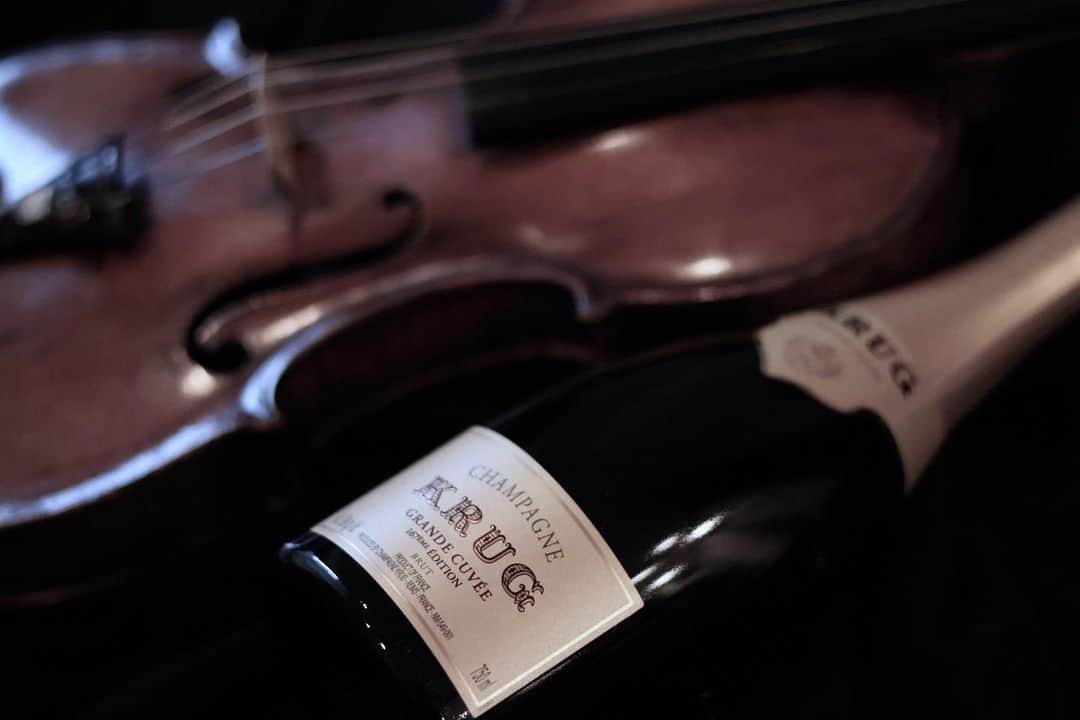 宮本笑里のインスタグラム：「しみじみと。こちらのEditionも飲みやすくて美味しい。  #krug #violin #krug167 #krugchampagne  @krugchampagne  @krugoli」