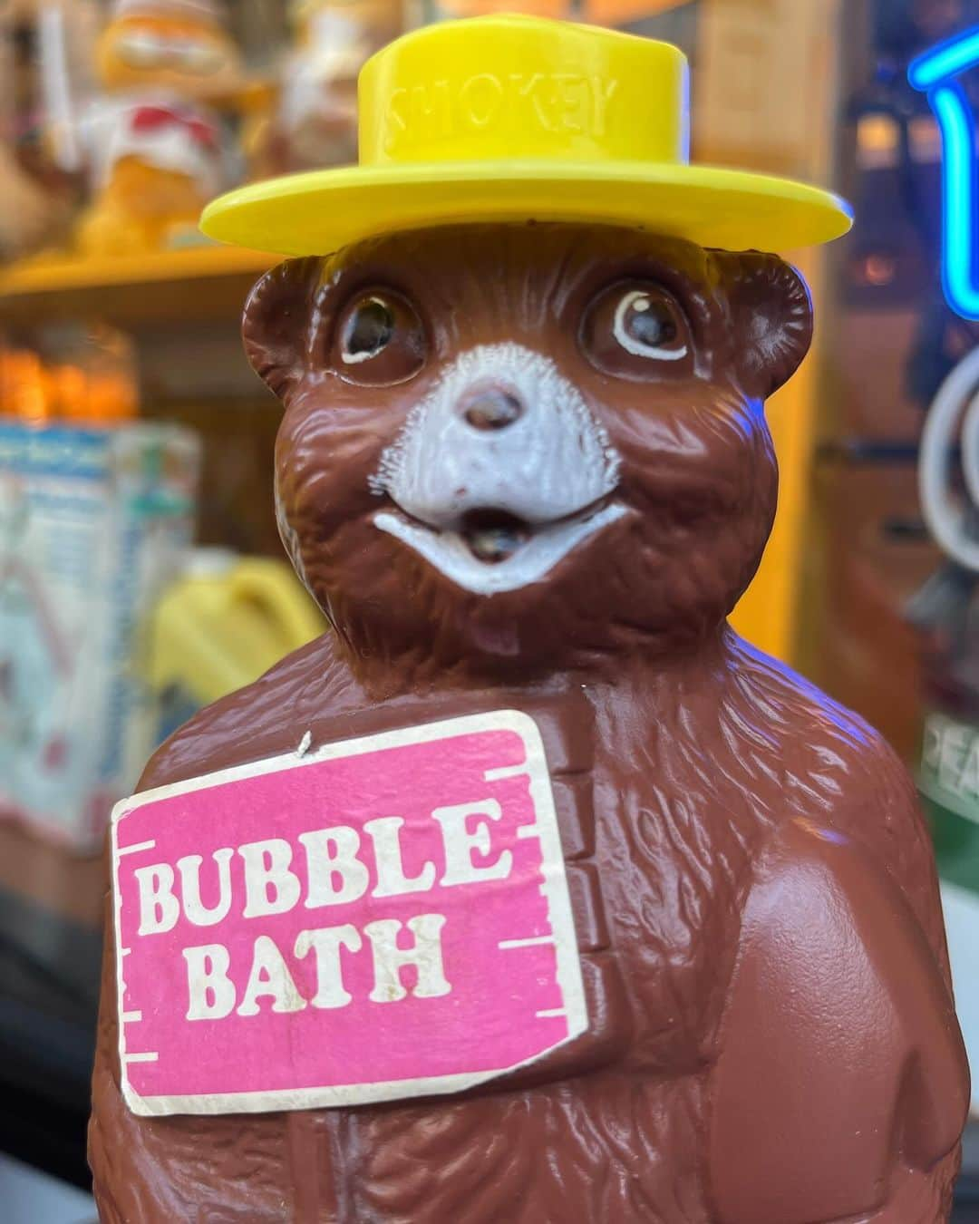 kiarrysのインスタグラム：「1970’s Smokey Bear Bubble Bath Bottle Web Shop New in.  火消し番長スモーキーベア、んーこの眼差しと台座付！優等生！」