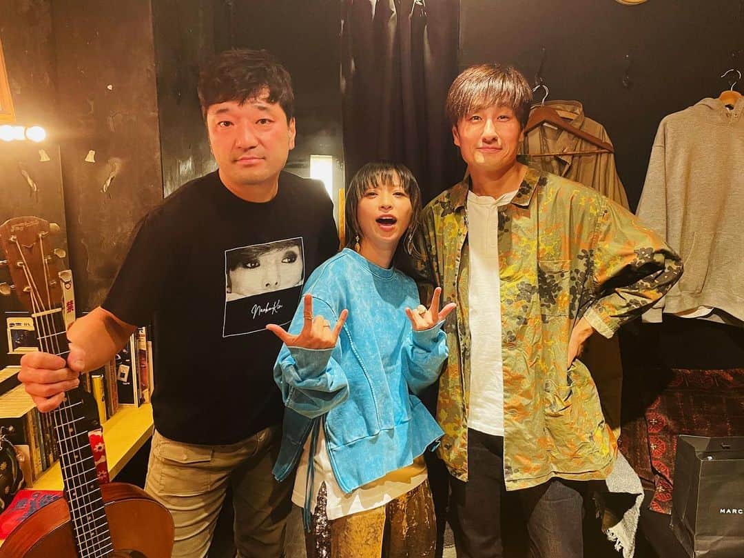 kainatsuのインスタグラム：「kainatsu×京太朗と晴彦 「ナツさん京さん晴さんの #東海道音楽紀行 2023」  初日・東京公演が無事終了！ 会場で、配信で、一緒に過ごしてくれた皆さん 本当に本当にありがとうございました☺︎  これが人生最後のLIVEになっても悔いのないように。 一瞬一瞬に魂を込めて、 一瞬一瞬をみんなと分かち合って、 最高の夜でした🌕  三軒茶屋グレープフルーツムーンの皆さんが 本番一発勝負とは思えないクオリティーの音響・照明・映像技術で生配信して下さいました。 スイッチング(カメラの切り替え)が、その曲の肝となる部分をしっかり捉えてくれていて、アーカイブを観て震えました。。凄すぎる！本当にありがとうございます🙏  そして何より自信を持って「良い」といえるLIVEになりました。 京晴の歌と演奏も限界突破でヤバいことになってます。兄ちゃんたち最高にカッコいいっす。  昨日から2週間、アーカイブをご覧頂けますので、 ツアーに参加できない方はもちろん、 会場参加して下さった方も改めて必見です◎  (プロフィール欄のURLから購入できます)  さぁ、そして来週土曜日は浜松公演！！！ もちろん3人とも昨日をさらに更新する気しかないのでね。 無事生きのびて浜松窓枠に集合しましょう！❤️‍🔥 チケットまだ予約できますので今からでも是非！！」