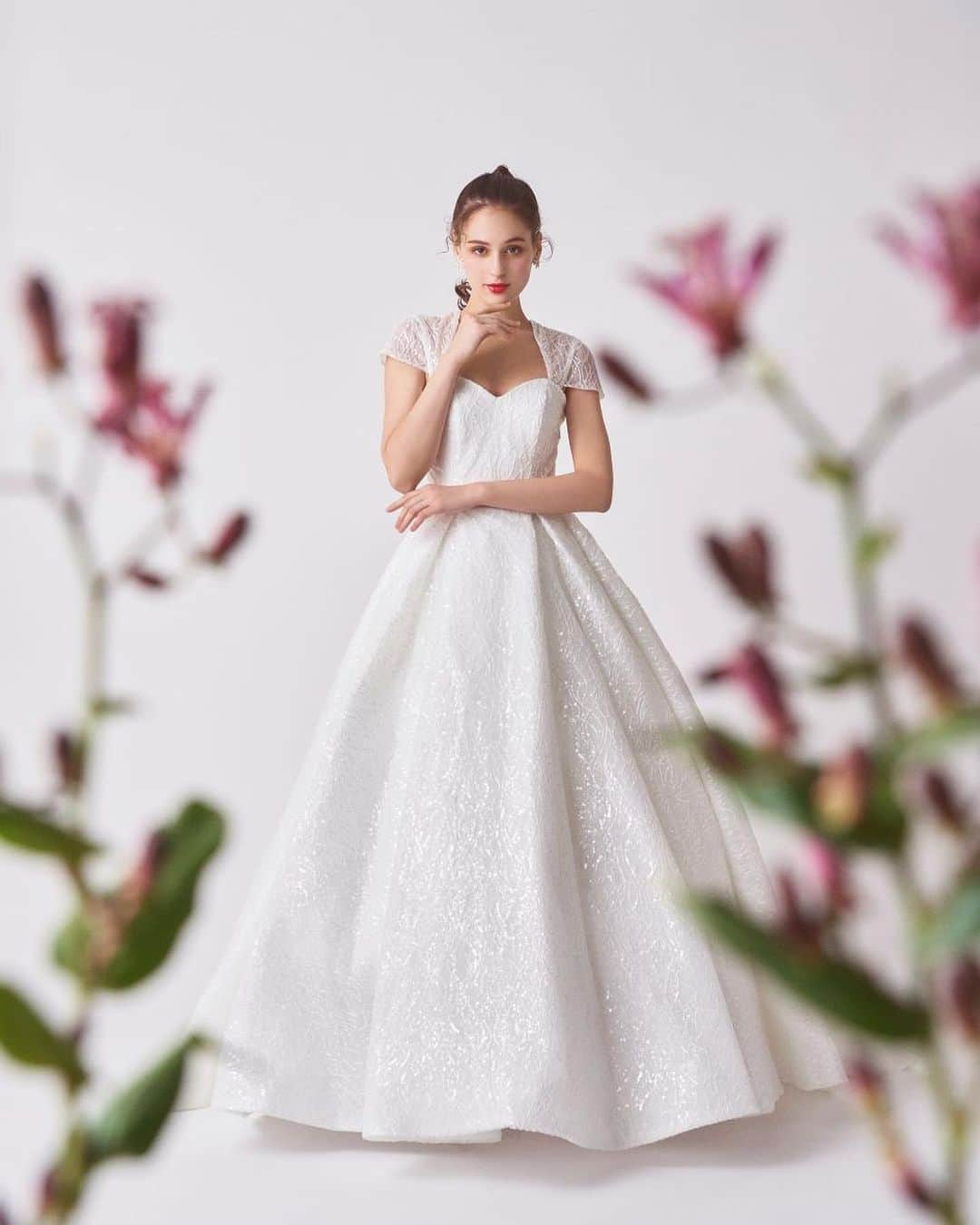 foursis_officialのインスタグラム：「@alanhannahbridal . DRESS:ノエル オブ アランハンナ  ドレス全体に贅沢に施されたスパンコールで 華やかな花嫁を演出します。 取り外しのできるボレロでより可愛らしさをプラス。」