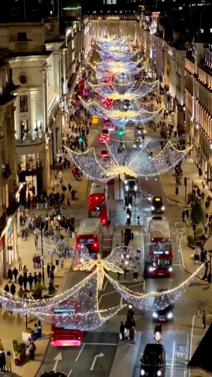 PicLab™ Sayingsのインスタグラム：「London is all spruced up for the holidays and we’re in awe! ✨ Regent Street has long been known for its spectacular annual light display this time of year. Have you started decorating?!  🎥 @dr_difilippo」