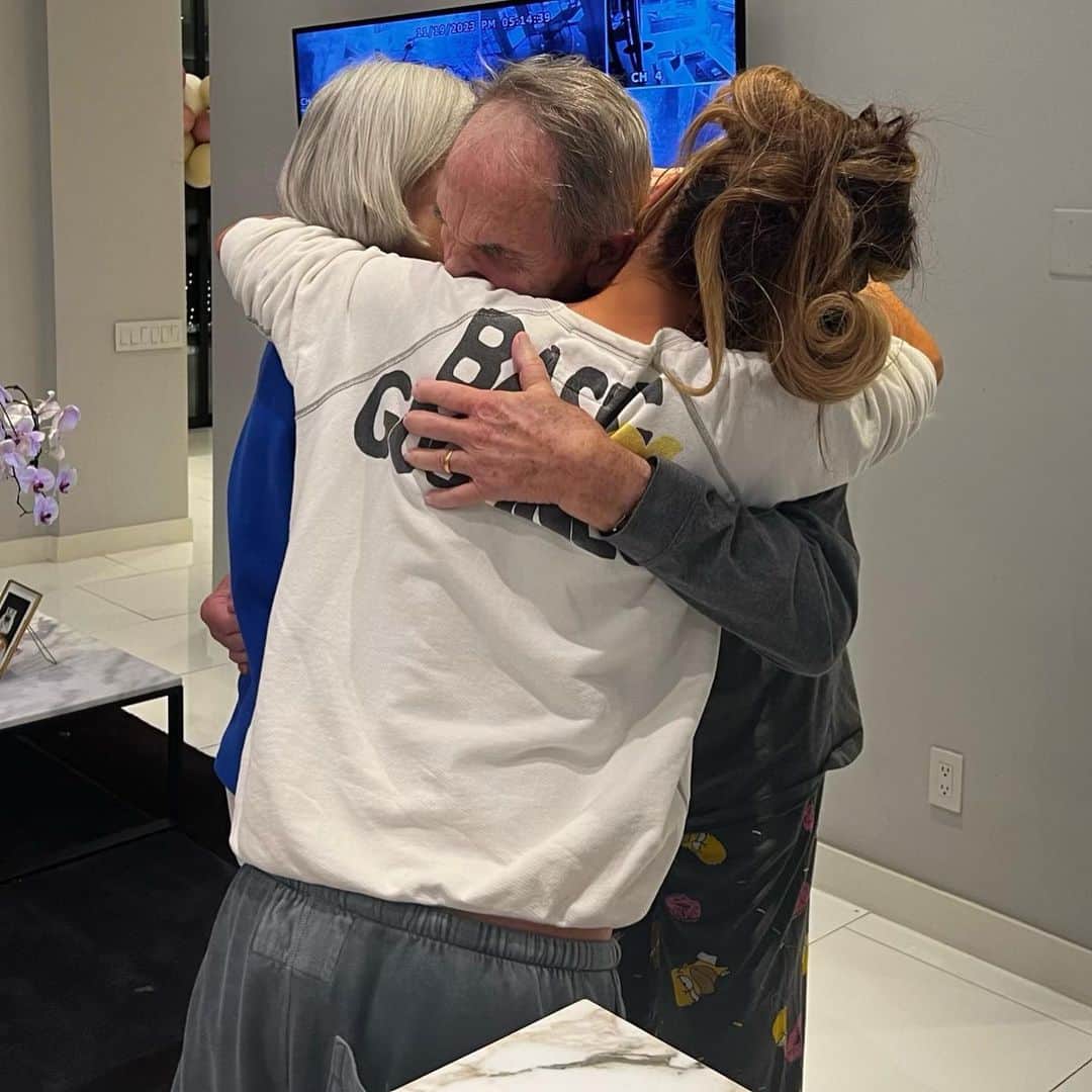 ケイト・ベッキンセイルのインスタグラム：「💙」