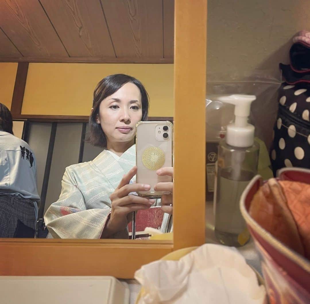 楊原京子のインスタグラム：「おはようございます✨🍂 朝晩少しづつ、冷えてきましたね。 加湿器必須の季節🌬️ するっと風邪に入り込まれぬ様、 皆さま年末に向けて体調気をつけましょう😊 残り1ヶ月ちょっとって!!!」