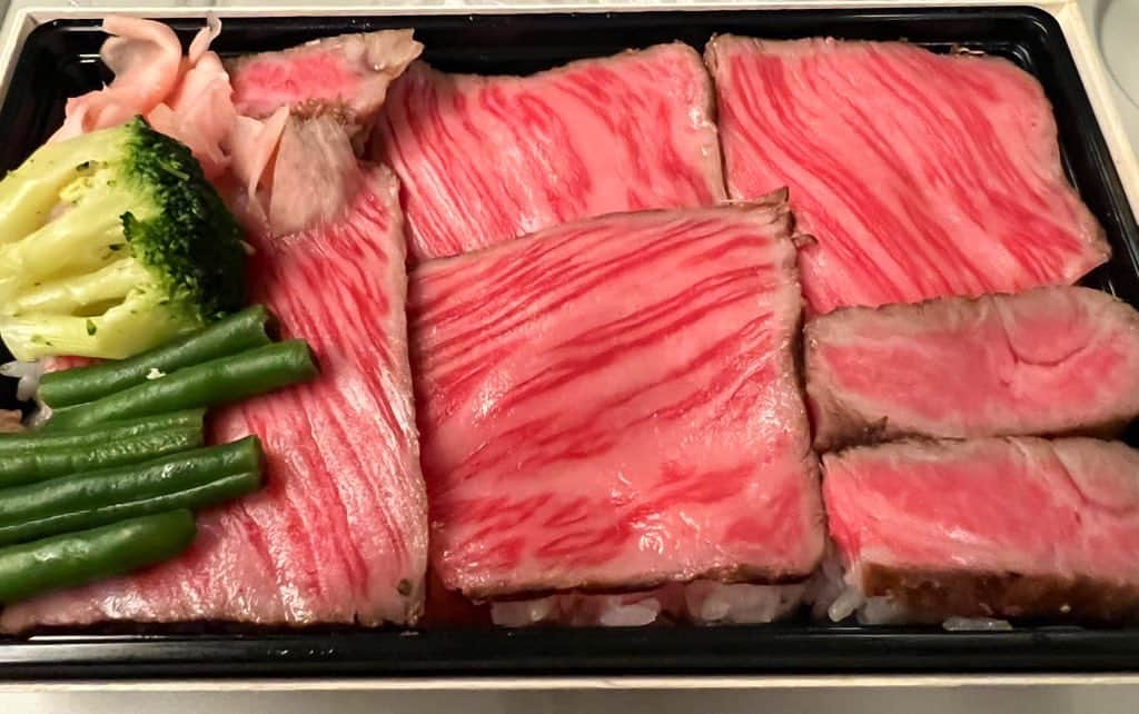 冨永裕輔のインスタグラム：「感動のおいしさ😭 超おすすめです！ 一口ごとに下の上で溶けていくローストビーフ🥩 テイクアウトでこんなにおいしいお肉が食べれるとは✨  #神戸ビフテキ亭DELI #ローストビーフ #お肉 #お弁当 #テイクアウト #wagyu #japan」