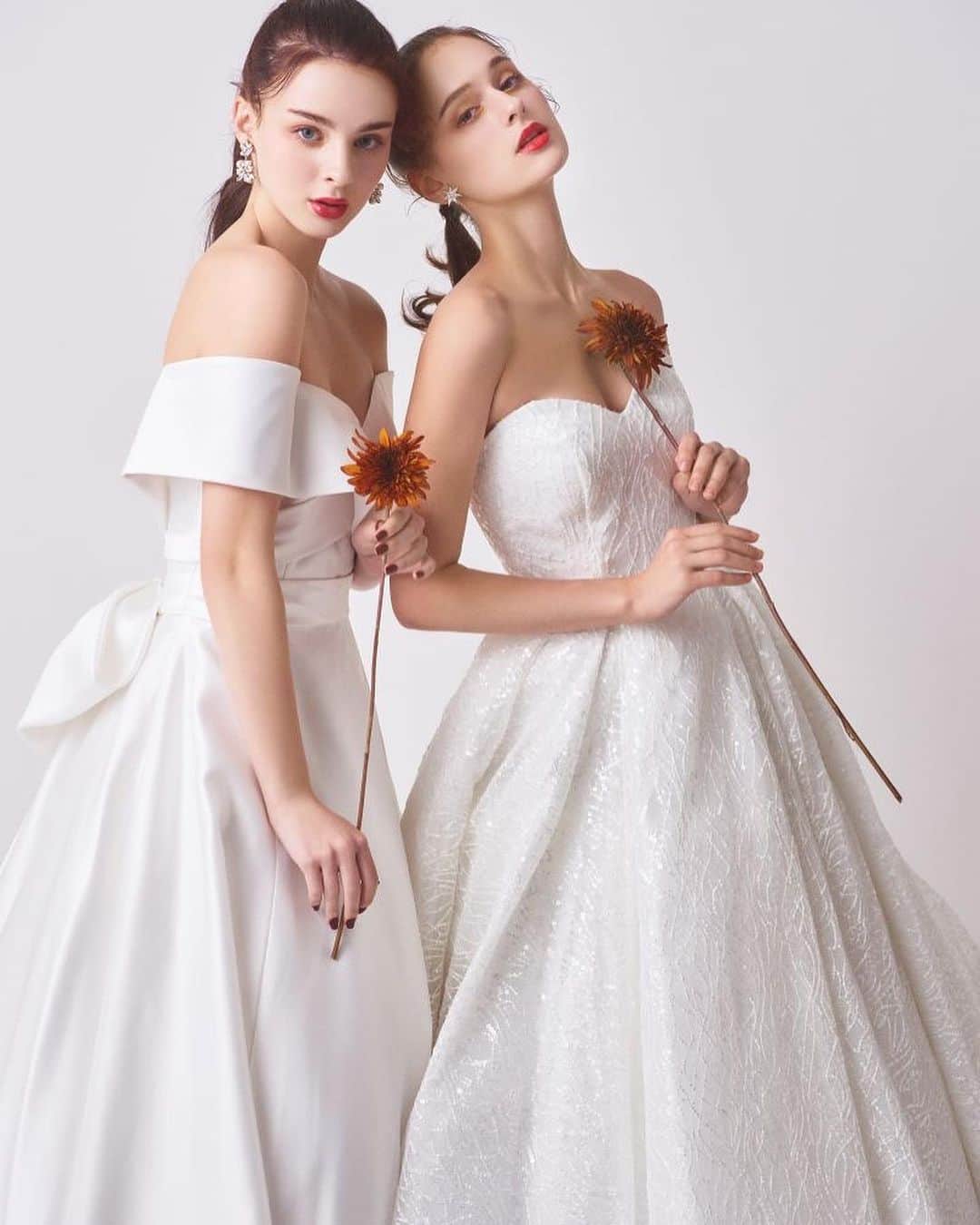 foursis_officialのインスタグラム：「@alanhannahbridal . DRESS:ノエル オブ アランハンナ(right) 　　　　ティファニー(left)  ✨ノエル オブ アランハンナ ドレス全体に贅沢に施されたスパンコールで 華やかな花嫁を演出します。 取り外しのできるボレロでより可愛らしさをプラス。  ✨ティファニー 身頃から肩にかけてクロスデザインされた ロマンチックなドレスです。 オプションでバックリボンを付けて、 可愛らしさをプラス。」