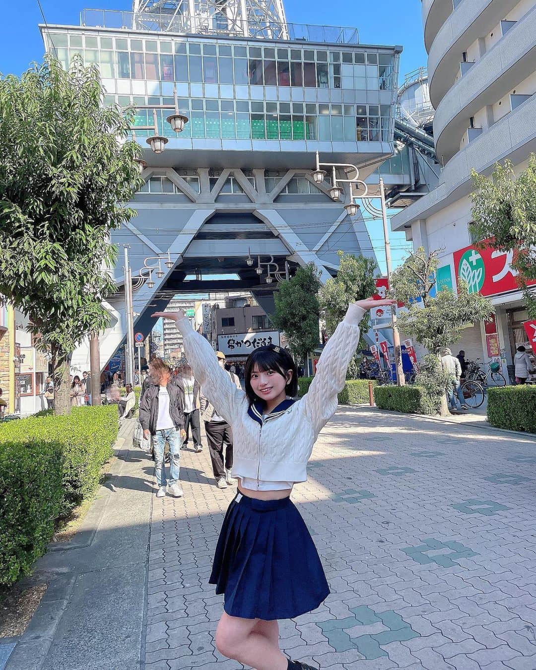 のインスタグラム：「通天閣さん大きすぎて入りません👶🏻👶🏻👶🏻」