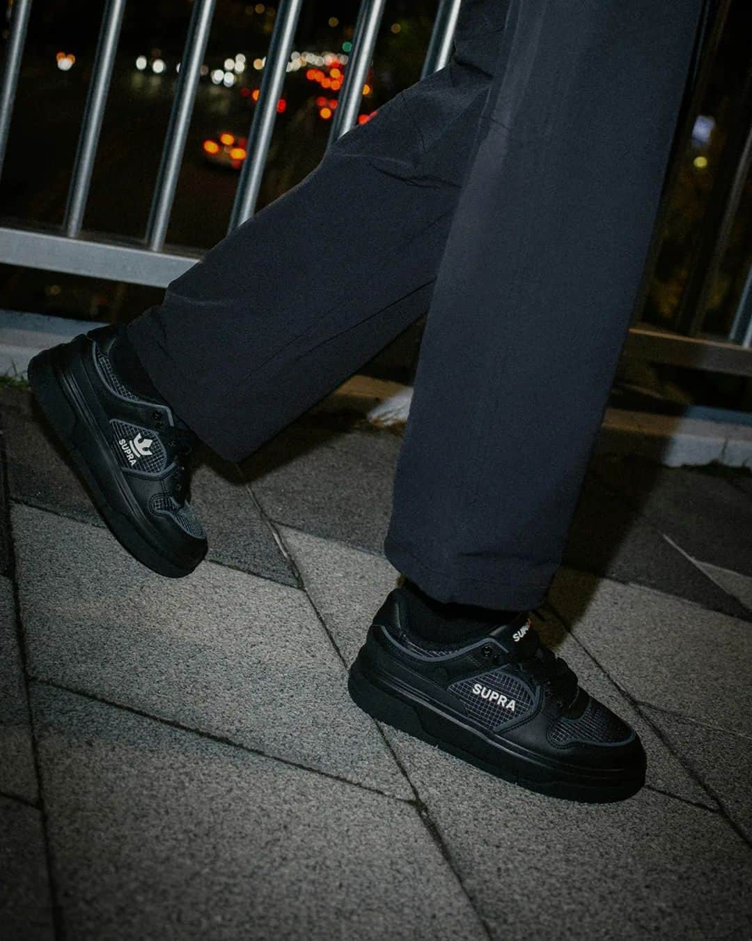 スープラのインスタグラム：「All-black Vaider X Outdoor Shoes to complete the Urban Outdoor Lifestyle. Discover the winter Gorpcore style via the link in bio.」