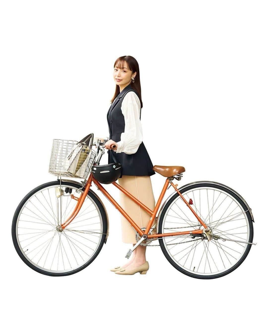 美人百花のインスタグラム：「11月20日《毎日レディコーデ》  このコーデにときめいたら🚲をください✨  お天気の秋は自転車日和☀️🚵‍♀️ 足さばきのいいニットスカートにジレを合わせて元気に1週間スタート▶️❗️  アイテムの詳細はこちら💁‍♀️  ジレ￥26.400 #アルページュストーリー  ブラウス￥18,480 #FRAY I.D  スカート¥7,590 #Té chich バッグ￥11,000 #JewelnaRose パンプス￥31,900 #銀座かねまつ イヤリング￥9,900 #マジョリー・ベア  ☑️みんなのレディコーデ みなさんの今日のコーデを #みんなのレディコーデ をつけて投稿してください💛 素敵なコーデは、美人百花webサイト「美人百花.com」に掲載させていただきます。  #美人百花 #毎日レディコーデ #アラサーコーデ #フェミニンコーデ #美人百花コーデ #フェミニン好きと繋がりたい」