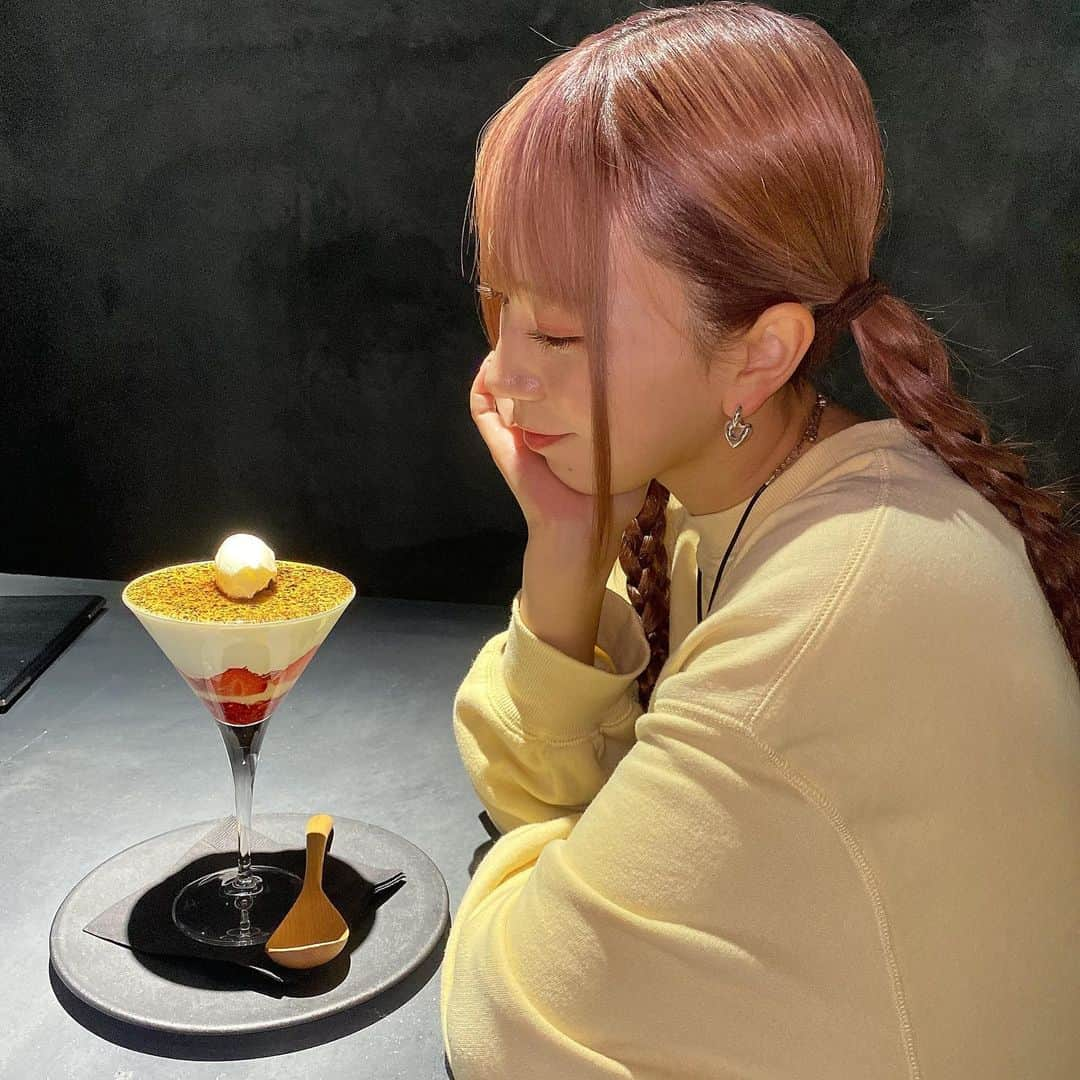 杉山優華さんのインスタグラム写真 - (杉山優華Instagram)「🍨🍨🍨 . . . 宝石みたいなパフェ食べました🥹 北参道にある「The standard」さん💎 おしゃれで美味しい夜パフェはミシュラン三つ星シェフが監修しているらしいです😳 . . 私は「strawberry Truffer」「OREO Truffee」のパフェをいあだきましたが、ちょースペシャルなパフェだったよ💎 パフェに合うカクテルもたくさんあります！（私はカフェラテにしたけど☕️✨） . . あと2種類のパフェはまだ食べてないので、絶対コンプリートするぞ〜 是非行ってみてね😳✨✨ . .  PR @the_standard_tokyo #表参道バー #表参道パフェ #北参道バー #締めパフェ #原宿バー #the_standard_tokyo #原宿パフェ #原宿スイーツ」11月20日 10時59分 - fbyuuka29