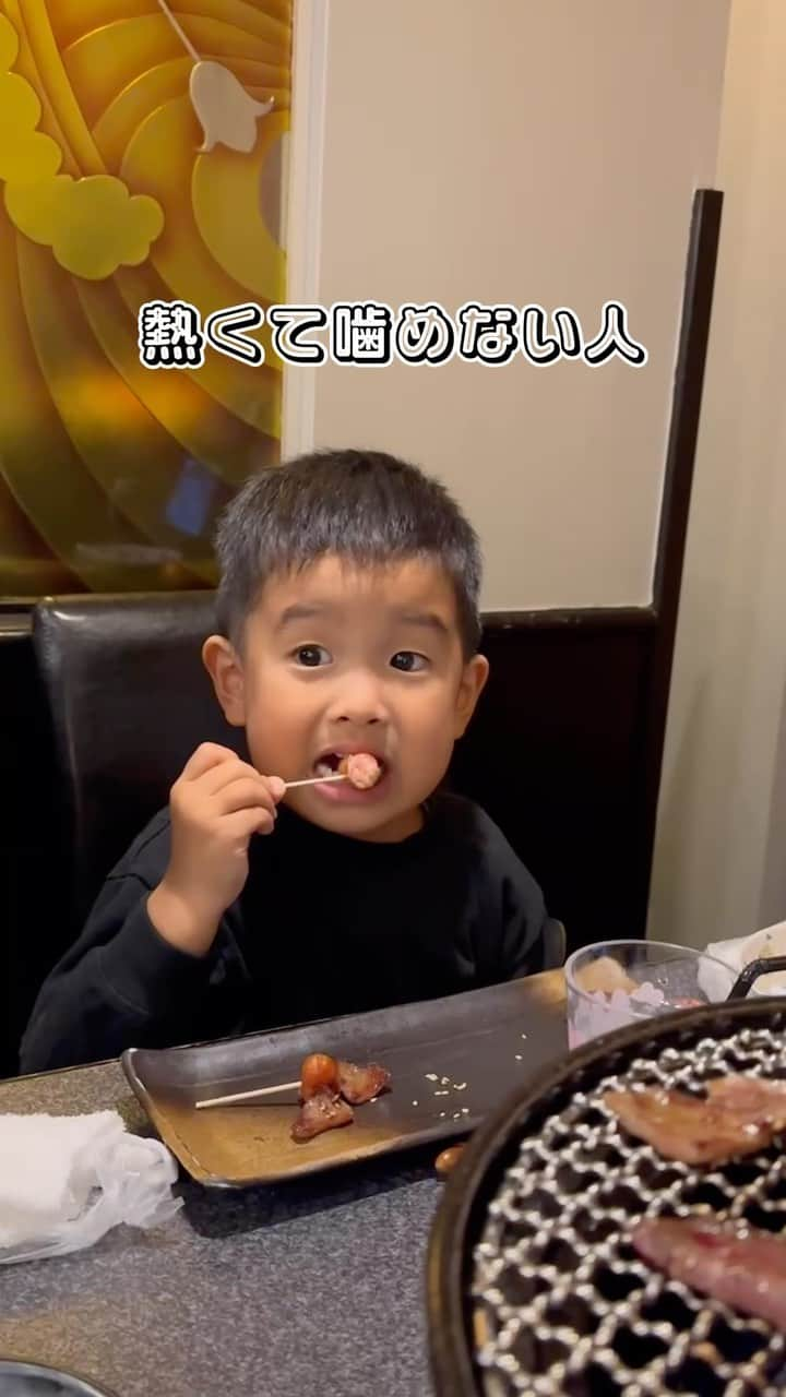 伊藤春香のインスタグラム：「ソーセージの様子見してる息子、可愛かった😂  #子供のいる暮らし #4歳」