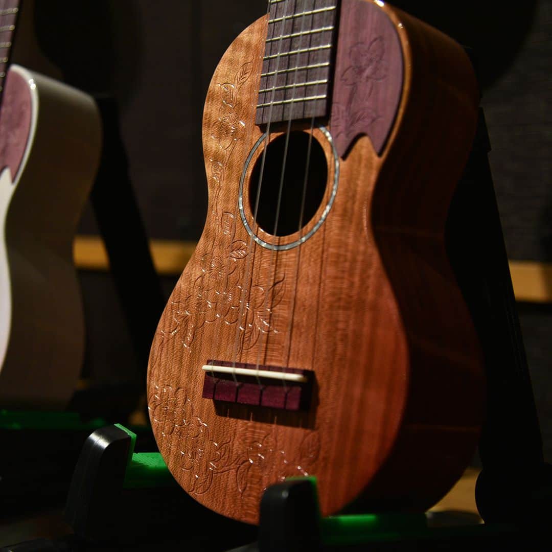 のインスタグラム：「🌟#ディバイザーワンデイ  SAKURA UKULELE×軽井沢彫  軽井沢で創業昭和22年の歴史を誇る「軽井沢彫シバザキ」とSAKURA UKULELEがコラボレーションした今回のOne Day Guitar Showの特別モデル。四季をイメージしたカラーリングを行った4機種と、そしてボディトップに至るまで軽井沢彫りの神髄が光る「Premium」をご用意しました。  #ディバイザー #deviser #headway #ヘッドウェイ #momose #モモセ #bacchus #バッカス #seventyseven #セブンティセブン #sakuraukulele #サクラウクレレ #guitar #electricguitar #アコギ #Acousticguitar #bass #ベース #ウクレレ #ukulele」