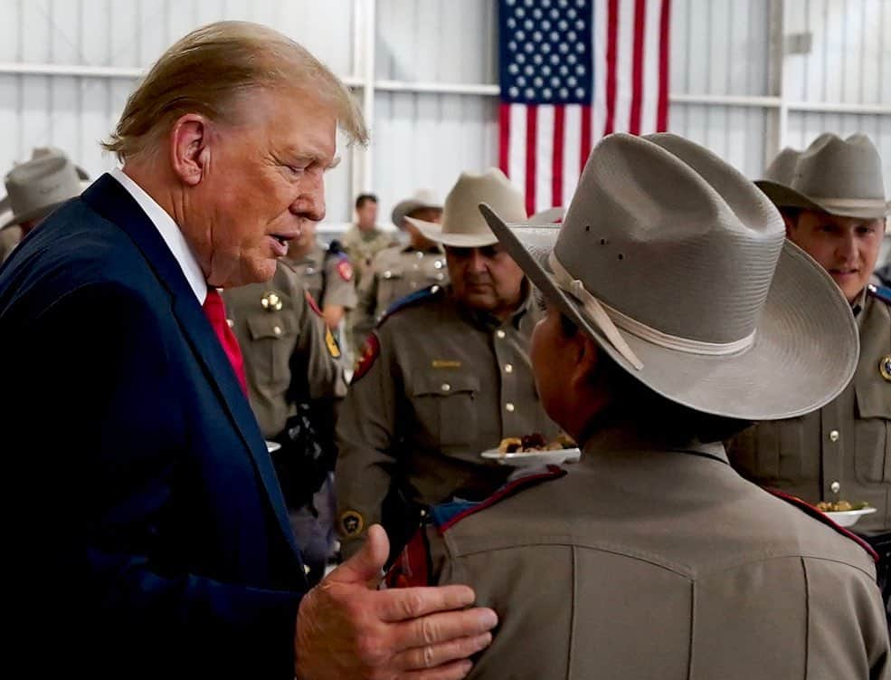 ドナルド・トランプさんのインスタグラム写真 - (ドナルド・トランプInstagram)「It was my Great Honor to serve Thanksgiving meals to law enforcement and troops who will be stationed at the Southern Border during the Thanksgiving holiday this week. On behalf of all Americans, THANK YOU for your service and dedication🇺🇸」11月20日 11時03分 - realdonaldtrump