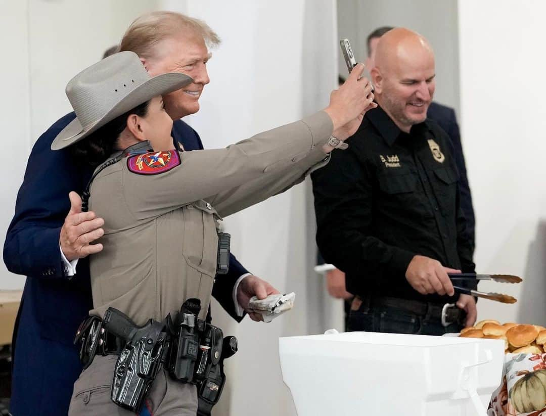 ドナルド・トランプさんのインスタグラム写真 - (ドナルド・トランプInstagram)「It was my Great Honor to serve Thanksgiving meals to law enforcement and troops who will be stationed at the Southern Border during the Thanksgiving holiday this week. On behalf of all Americans, THANK YOU for your service and dedication🇺🇸」11月20日 11時03分 - realdonaldtrump