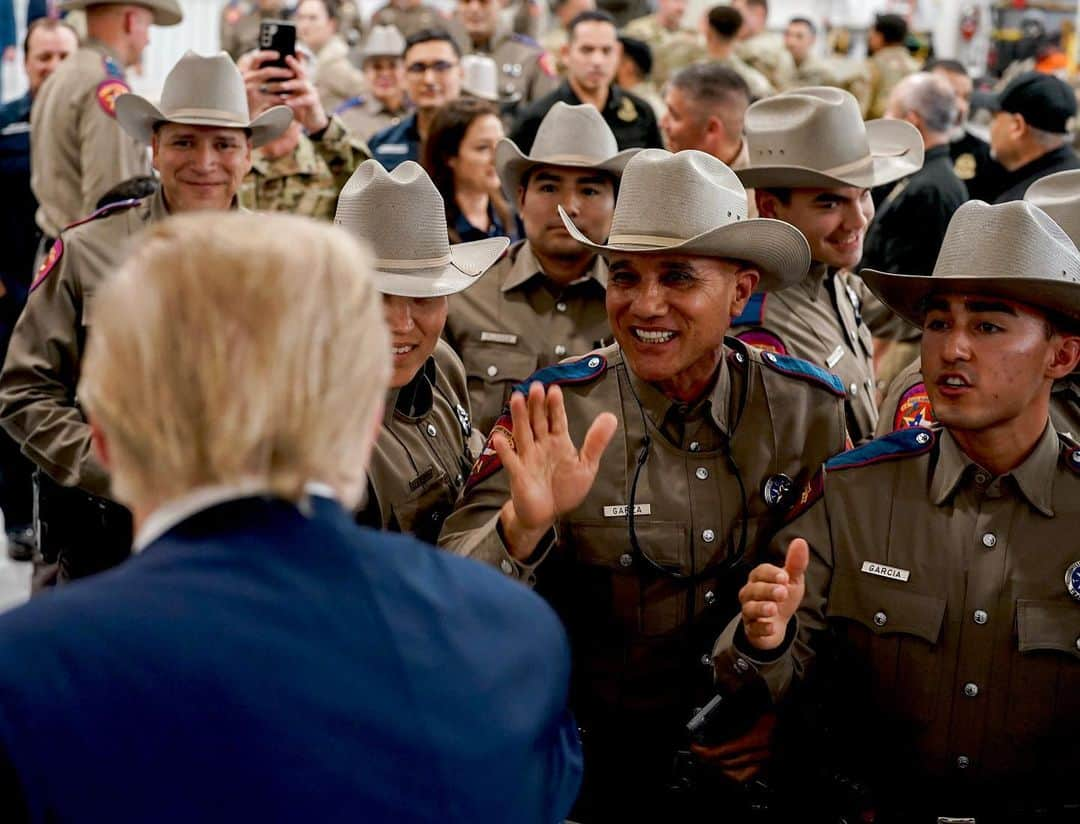 ドナルド・トランプさんのインスタグラム写真 - (ドナルド・トランプInstagram)「It was my Great Honor to serve Thanksgiving meals to law enforcement and troops who will be stationed at the Southern Border during the Thanksgiving holiday this week. On behalf of all Americans, THANK YOU for your service and dedication🇺🇸」11月20日 11時03分 - realdonaldtrump