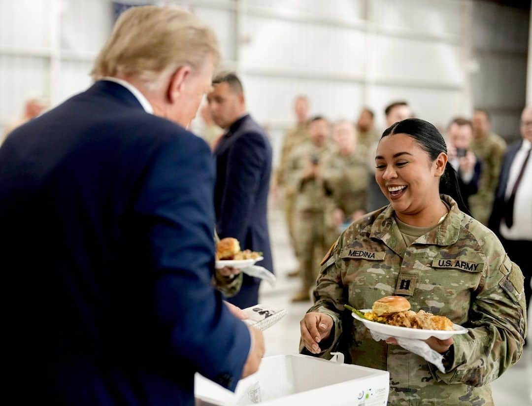 ドナルド・トランプさんのインスタグラム写真 - (ドナルド・トランプInstagram)「It was my Great Honor to serve Thanksgiving meals to law enforcement and troops who will be stationed at the Southern Border during the Thanksgiving holiday this week. On behalf of all Americans, THANK YOU for your service and dedication🇺🇸」11月20日 11時03分 - realdonaldtrump