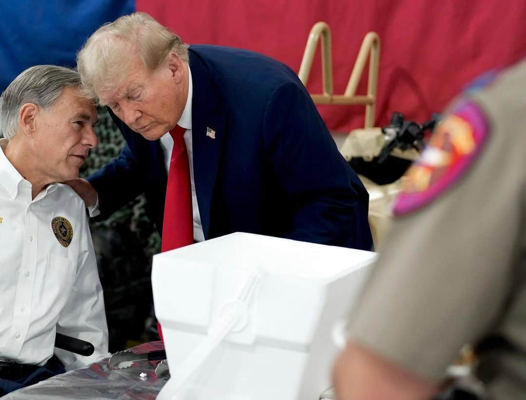 ドナルド・トランプさんのインスタグラム写真 - (ドナルド・トランプInstagram)「It was my Great Honor to serve Thanksgiving meals to law enforcement and troops who will be stationed at the Southern Border during the Thanksgiving holiday this week. On behalf of all Americans, THANK YOU for your service and dedication🇺🇸」11月20日 11時03分 - realdonaldtrump