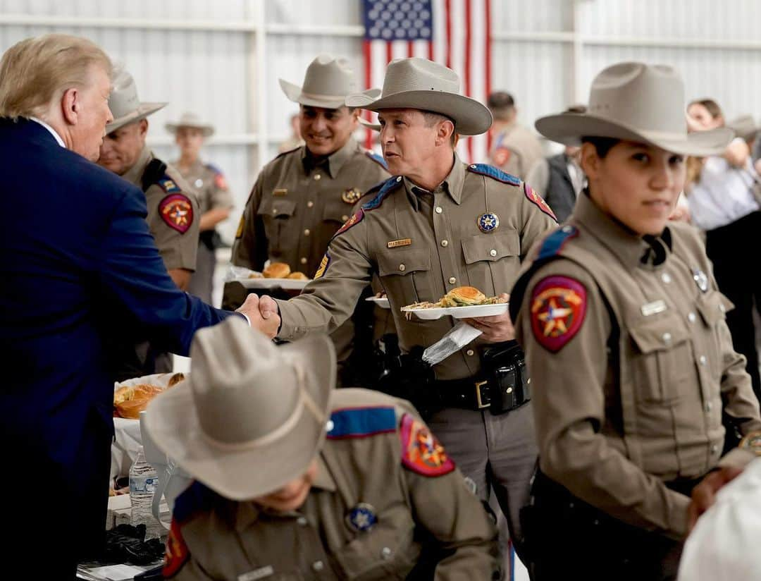 ドナルド・トランプさんのインスタグラム写真 - (ドナルド・トランプInstagram)「It was my Great Honor to serve Thanksgiving meals to law enforcement and troops who will be stationed at the Southern Border during the Thanksgiving holiday this week. On behalf of all Americans, THANK YOU for your service and dedication🇺🇸」11月20日 11時03分 - realdonaldtrump