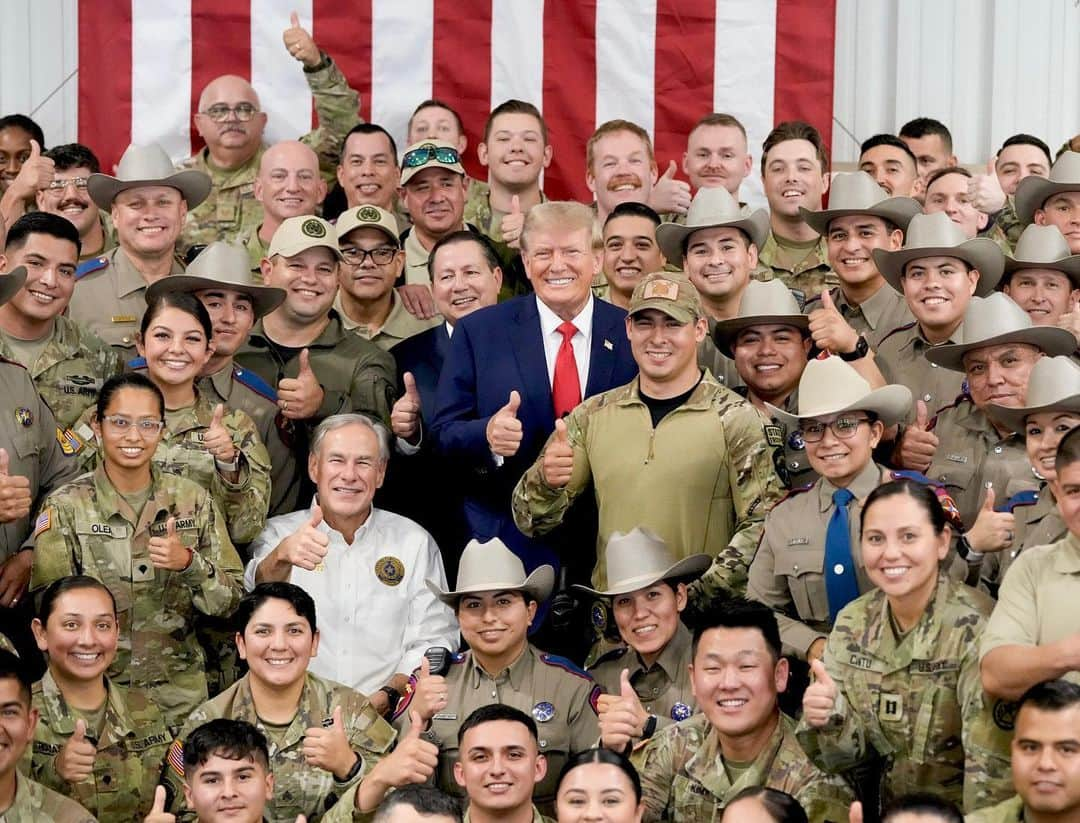 ドナルド・トランプのインスタグラム：「It was my Great Honor to serve Thanksgiving meals to law enforcement and troops who will be stationed at the Southern Border during the Thanksgiving holiday this week. On behalf of all Americans, THANK YOU for your service and dedication🇺🇸」