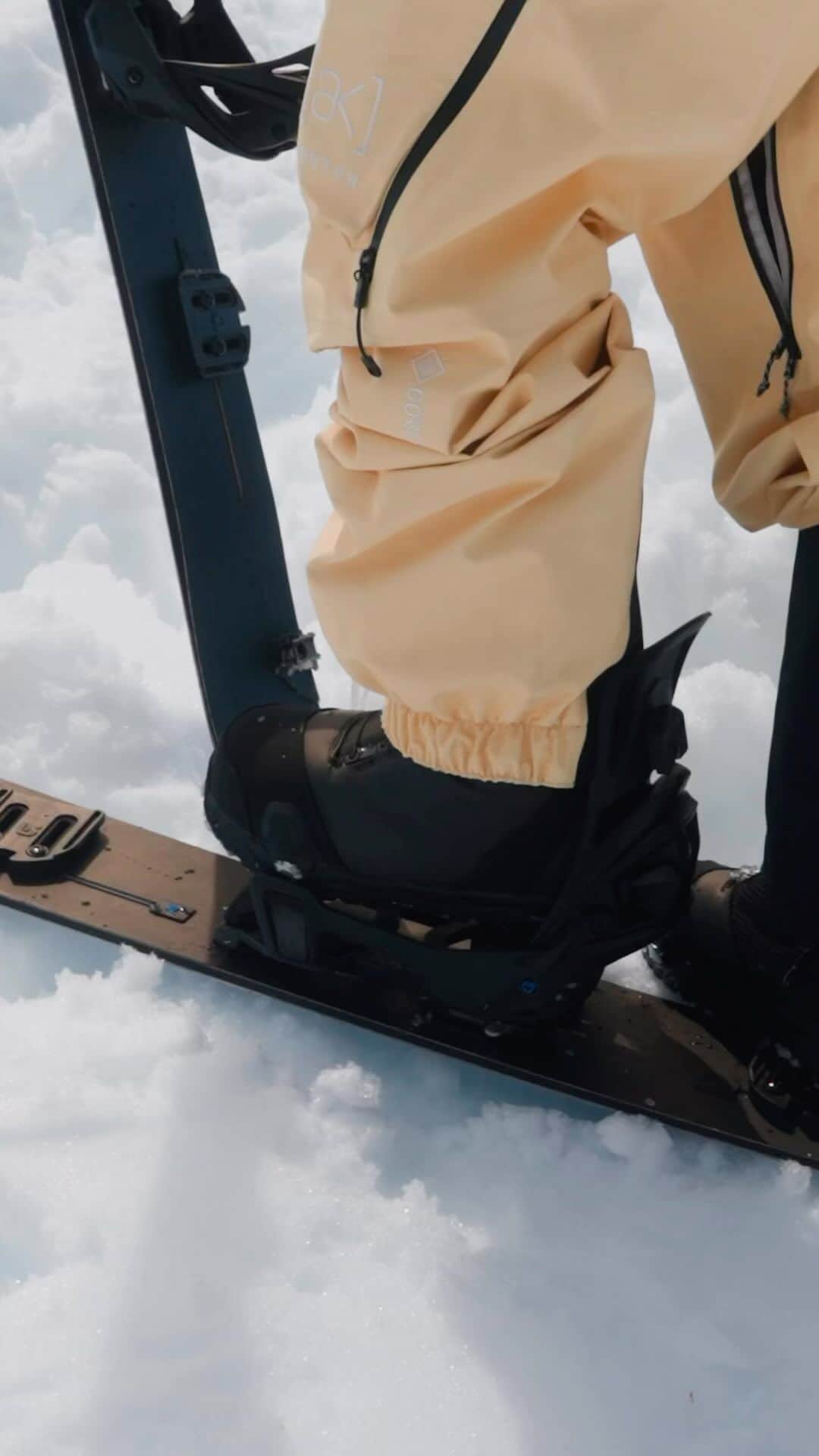 Burton Japanのインスタグラム：「STEP ON®︎ Splitは本日発売！シンプルかつ効率的なシステムでスピーディーに脱着可能なSTEP ON®︎ Split。新時代のスプリットボーディングを体験してください。詳しくはプロフィールのリンクから。 #Burton #Snowboarding #STEPON」