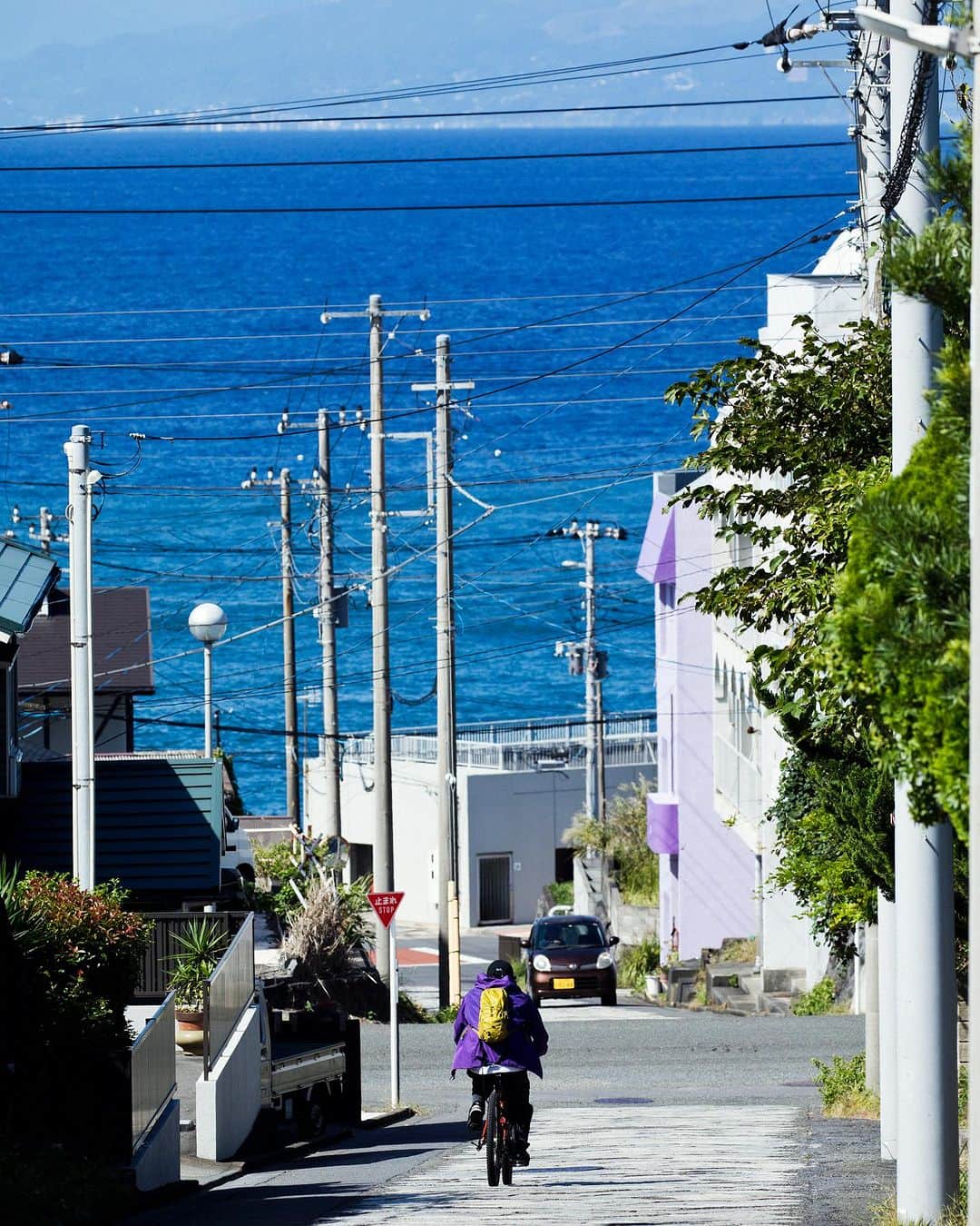 POPEYE_Magazineさんのインスタグラム写真 - (POPEYE_MagazineInstagram)「大島はその名の通り、大きい島。だから移動はレンタカーというのが正攻法だ。今回の旅ではあえてマウンテンバイクをチョイス。車では気づけないようなふとした絶景を楽しみながらのんびり回るのもいい。例えば、1枚目は大島町役場の脇にある何気ない坂道。鮮やかな海のブルーを望みながら走る道が気持ちいい。2枚目の地層大切断面も、自然の凄みを肌で感じられた。体力は必要だけど、移動だって旅は楽しい。  #popeyemagazine #小旅行 #パッキング #小旅行とパッキング」11月20日 11時18分 - popeye_magazine_official
