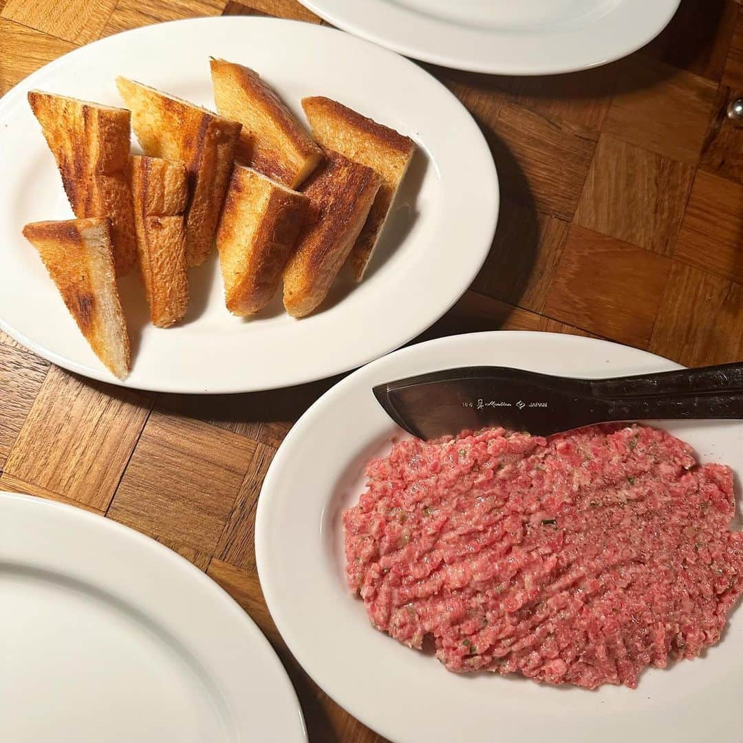 今井ゆうりさんのインスタグラム写真 - (今井ゆうりInstagram)「@carnesio_daikanyama へ✨ carne（イタリア語で肉）ということで本当にお肉が美味しかった、、2枚目の写真やばくない？！絶対もう一回行く！！！♡  洗練された空間なのに酒場の雰囲気もあって、カジュアルに楽しる感じも良き。  最高すぎた🔥🔥🔥✨ #代官山カルネジーオ #ステーキ #代官山イタリアン #恵比寿グルメ #代官山グルメ」11月20日 11時18分 - youri2911