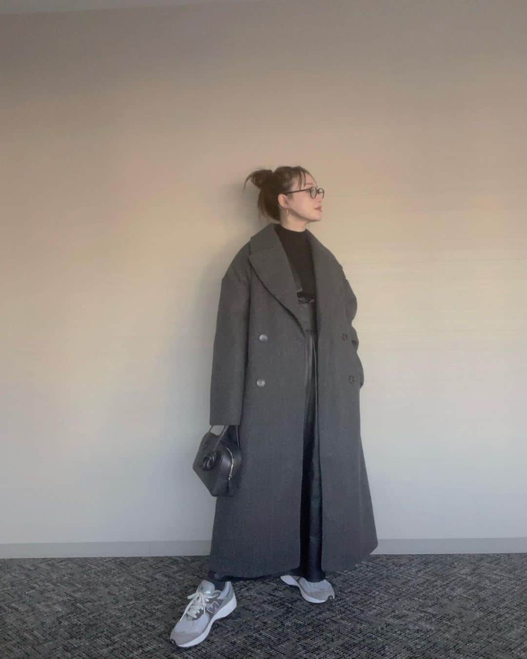 田中マヤさんのインスタグラム写真 - (田中マヤInstagram)「今年のアウターはグレーが気になる🤍 これまた！10,000円でこのクオリティー最高🥹  ボリューム感、サイズ、長さもぴったりだわ🤍  グレーのアウター持ってない方は買いだよっ！  outer/ @sh_ki_jp  onepiece/ @elendeek  turtle/ @uniqlo_jp  bag/ @vasic_japan  sneakers/ @newbalance   #ootd #fashion #패션 #コーデ #コーディネート #マヤコーデネート #私服 #マヤ服 #低身長コーデ #低身長 #小柄コーデ #四季 #シキ #コート #グレーコート」11月20日 11時10分 - tanakamaya__official