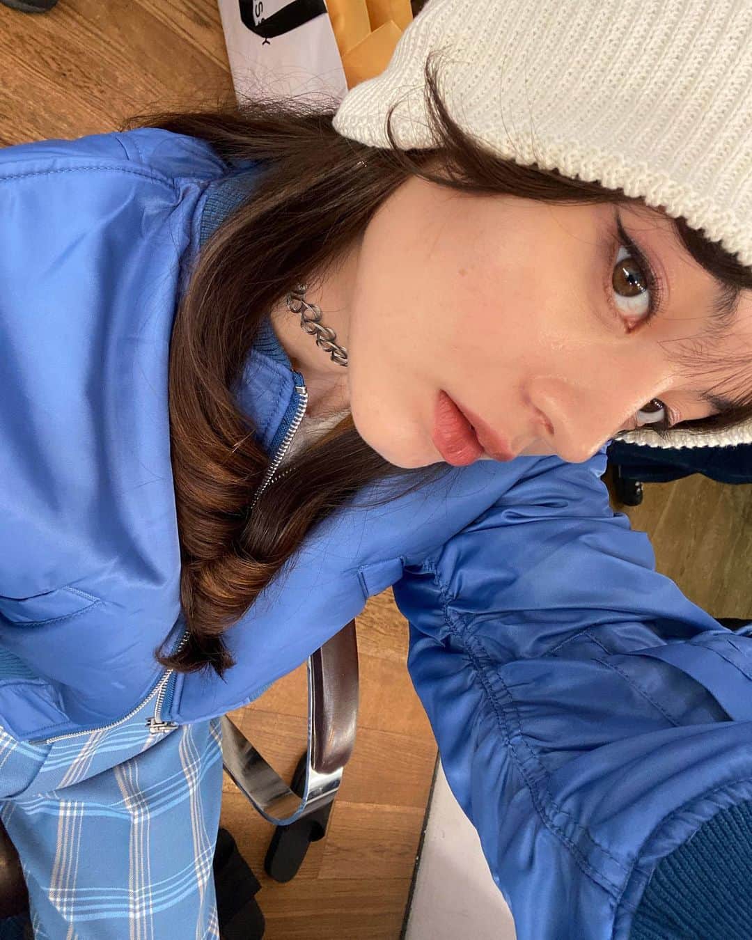 藤田エミリのインスタグラム：「#anello #anello_bag Behind🌬️🤍❄️👜」