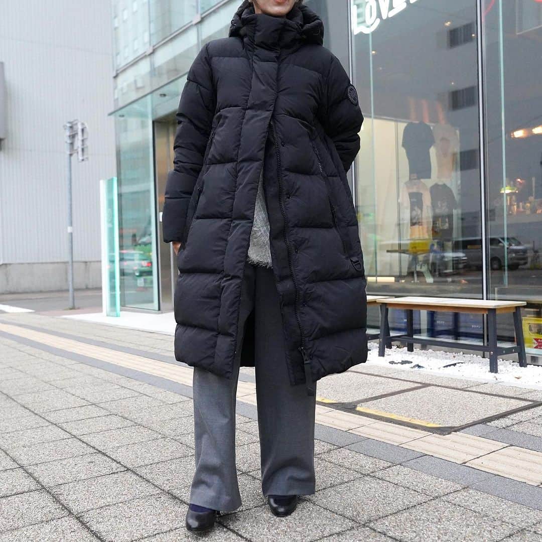 のインスタグラム：「. [CANADA GOOSE] Byward Parka Black Label 2610LB.  非常に暖かく軽量構造のバイワード パーカは、非常に柔らかいエンデュラリュクス生地と摩耗エリアを強化するコーデュラ素材を使用しています。  どちらも信じられないほど軽量素材で、耐久性に優れています。 ４つのフロントポケットは縦についており、フリースの裏地が付いているので、たっぷり収納でき、手が暖かく快適です。 襟まわり360°に取り付けられたストライプのリフレクターが暗闇での視認性を高めます。  取り外し可能なフードは、穏やかな天候に移行したときにも汎用性を発揮します。  -  #mawsapporo #MāW #insonlinestore #canadagoose #sapporo #hokkaido #23aw」