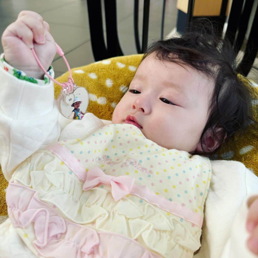 堀口ミイナさんのインスタグラム写真 - (堀口ミイナInstagram)「アクリーがついに我が家にもやってきた🫣夫はもちろん、友達からも「なにそれ可愛い😍」のラブコールが止まりません✌️  とにかくレトロ可愛いです🥹大人になってもやっぱりストラップ！最高です。お気に入りの写真が可愛く変身してくれたのが嬉しい。  スクールのバッグにつけて、使おうと思います❤️あとは自転車の鍵につける！  可愛すぎてすでに第二弾も作りたい🤭  #ACRY #アクリー#アクリルプレート #記念日プレゼント #ad @acry.jp」11月20日 11時15分 - mina_mina_miiina