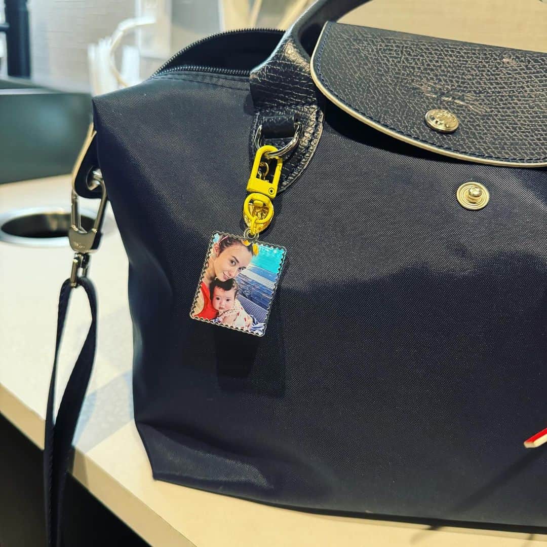 堀口ミイナさんのインスタグラム写真 - (堀口ミイナInstagram)「アクリーがついに我が家にもやってきた🫣夫はもちろん、友達からも「なにそれ可愛い😍」のラブコールが止まりません✌️  とにかくレトロ可愛いです🥹大人になってもやっぱりストラップ！最高です。お気に入りの写真が可愛く変身してくれたのが嬉しい。  スクールのバッグにつけて、使おうと思います❤️あとは自転車の鍵につける！  可愛すぎてすでに第二弾も作りたい🤭  #ACRY #アクリー#アクリルプレート #記念日プレゼント #ad @acry.jp」11月20日 11時15分 - mina_mina_miiina