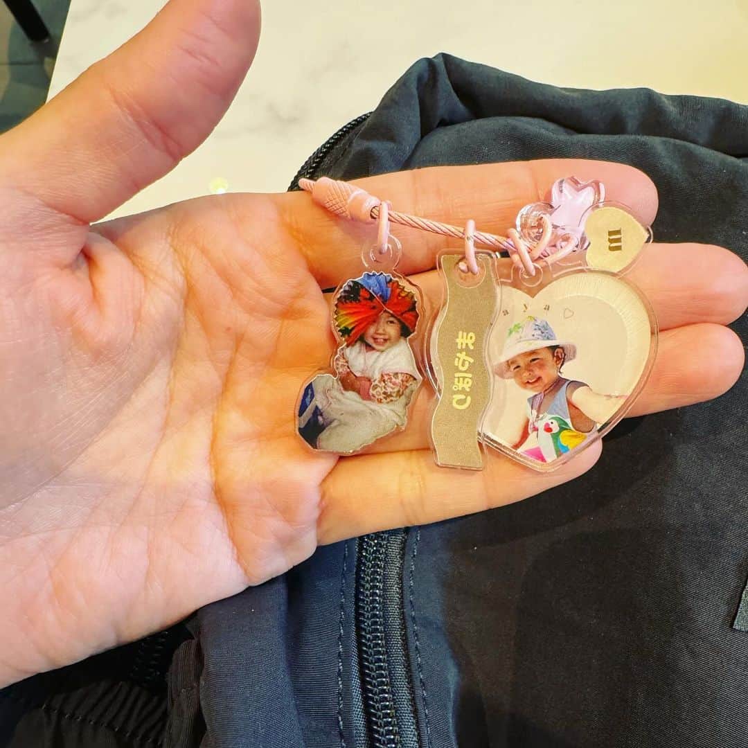 堀口ミイナさんのインスタグラム写真 - (堀口ミイナInstagram)「アクリーがついに我が家にもやってきた🫣夫はもちろん、友達からも「なにそれ可愛い😍」のラブコールが止まりません✌️  とにかくレトロ可愛いです🥹大人になってもやっぱりストラップ！最高です。お気に入りの写真が可愛く変身してくれたのが嬉しい。  スクールのバッグにつけて、使おうと思います❤️あとは自転車の鍵につける！  可愛すぎてすでに第二弾も作りたい🤭  #ACRY #アクリー#アクリルプレート #記念日プレゼント #ad @acry.jp」11月20日 11時15分 - mina_mina_miiina