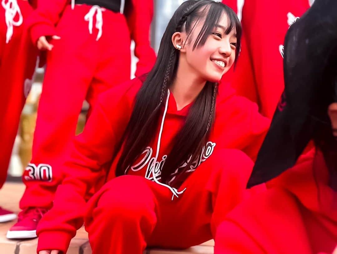 RENA さんのインスタグラム写真 - (RENA Instagram)「10月の渡韓中、 以前出演した @rep_japan の中高生メンバーで再演しました♥️♥️♥️  前回のテーマはDiva今回はCiaraのJumpを使っていたので皆にプレゼントしたJordanを履いて真っ赤で♥️  久しぶりのハズだったのにしっかり振りお越ししてくれててびっくり‼️  本番まで時間無く朝一に集まったり全てのレッスンが終わって集まったり🌟  衣装も一か八かで半分以上カットしたり✂️w  皆よく食べるからモグモグタイム作ったりw  今回はギリギリで出演を決めたので出れない子がたくさんいたので立ち位置の変更等で時間使っちゃったけど、本当は内容に合わせて１から作り上げたかったし当日渡韓中で行けなくてTV電話でエール送るくらいしか出来なかったから、私的に次はリベンジしたい🔥  皆本当に良い子達だから終始空気よくてすごく楽しかったー✨ ありがとう🥰  またがんばろ♥️ 次のステージでも皆とやりたい♥️  記録まで🗒️  #repjapan #danceschool #dancestudio #teenagegirls #girls #nike #jordan #23 #toored #ダンススクール #ダンススタジオ #再演 #女子中高生 #ジョーダン #10代女子 #dancefashion #ootd」11月20日 11時16分 - rena_flare