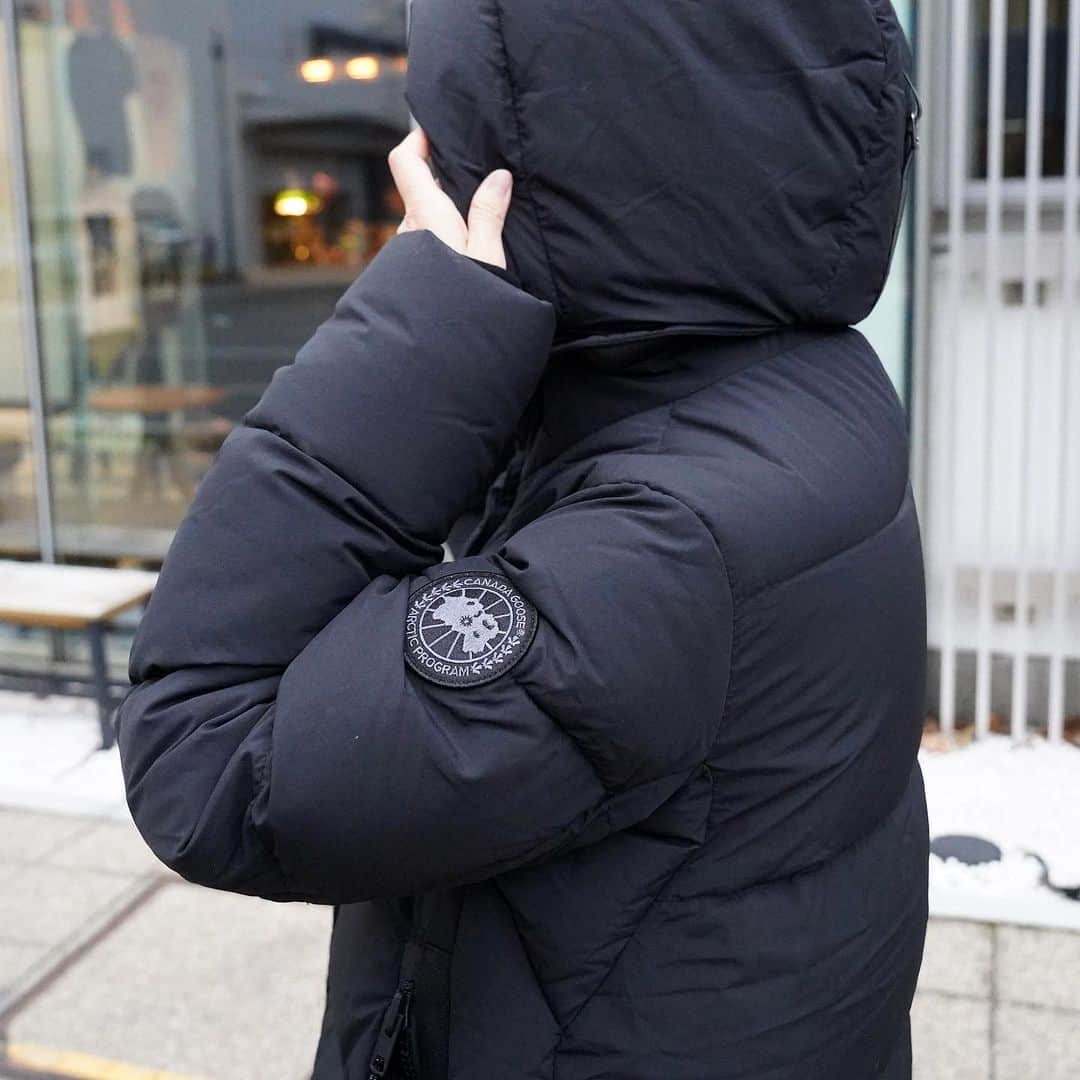 のインスタグラム：「. [CANADA GOOSE] Byward Parka Black Label 2610LB.  非常に暖かく軽量構造のバイワード パーカは、非常に柔らかいエンデュラリュクス生地と摩耗エリアを強化するコーデュラ素材を使用しています。  どちらも信じられないほど軽量素材で、耐久性に優れています。 ４つのフロントポケットは縦についており、フリースの裏地が付いているので、たっぷり収納でき、手が暖かく快適です。 襟まわり360°に取り付けられたストライプのリフレクターが暗闇での視認性を高めます。  取り外し可能なフードは、穏やかな天候に移行したときにも汎用性を発揮します。  -  #mawsapporo #MāW #insonlinestore #canadagoose #sapporo #hokkaido #23aw」