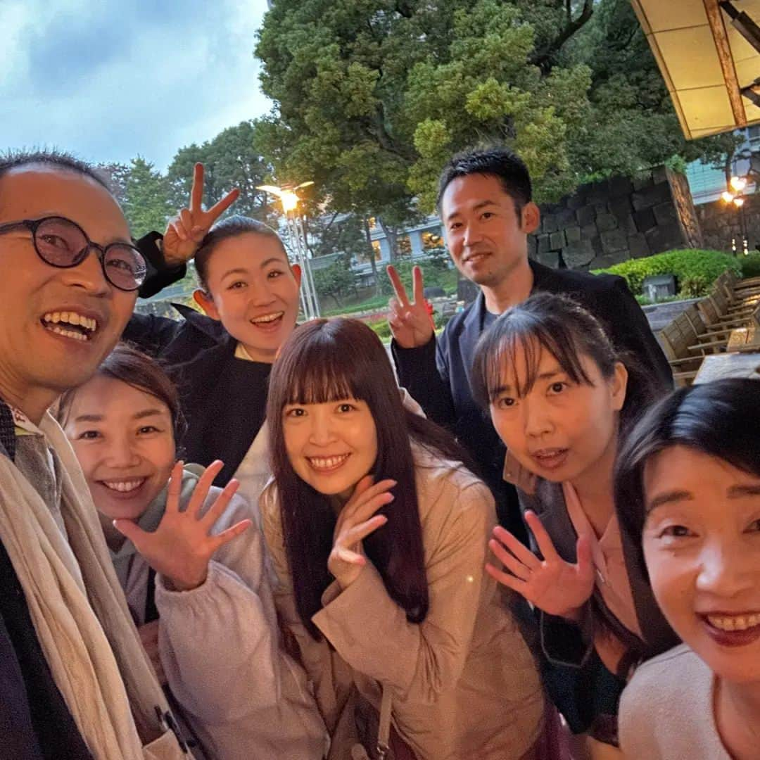 須藤美樹さんのインスタグラム写真 - (須藤美樹Instagram)「11月10日　皇居前の噴水公園でいやさか祥平さんのカタカムナワークショップを受けてきました💝  カタカムナは大事だし、すごいことはわかっていたけど本で読むと難しくて、わからないなぁって思ってて前からちゃんと学びたいとは思ってたとこでした📕✏️  でも、そんなことより祥平さんに会えればなんでもよかったので、むすひツアーに続き二日間も神様のお話聞けるなんて幸せ😌🌸💓  私本当に神様好きなんだなって感じる❇️趣味、神様のこと考えるだ😂  集まる人がぶっ飛んでて、沖縄、茨城県からといろんなところから、しかも内容全然わからないしよく集まったねっていうね😂  同い年で宇宙語仲間もいたり、最初からテレパシービンビン👽🚀  祥平さんのカタカムナは動いて声出して、感じるワークショップだったので、私にはピッタリ👯🌟  体感が一番よくわかる‼️  後半はみんなの声が調和して感動しまくり😭  世界平和の縮図をここで体験できました✨  こうやるんだって今から始められる世界平和のやり方🌿🦢🌈  これから実践してこうと思います🙏💕  みんな出会ってくれてありがとう♥️  とほかみえみため♥️  終わってからみんなで話した会話がまた濃厚‼️他の人とは話せないような内容なのでここで思い切り話せてよかったぁ～共感出来るってうれしい🎵😍🎵　  #皇居 #天皇陛下 #カタカムナ #宇宙語 #ライトランゲージ #神様 #世界平和」11月20日 11時26分 - odorukaiunshi