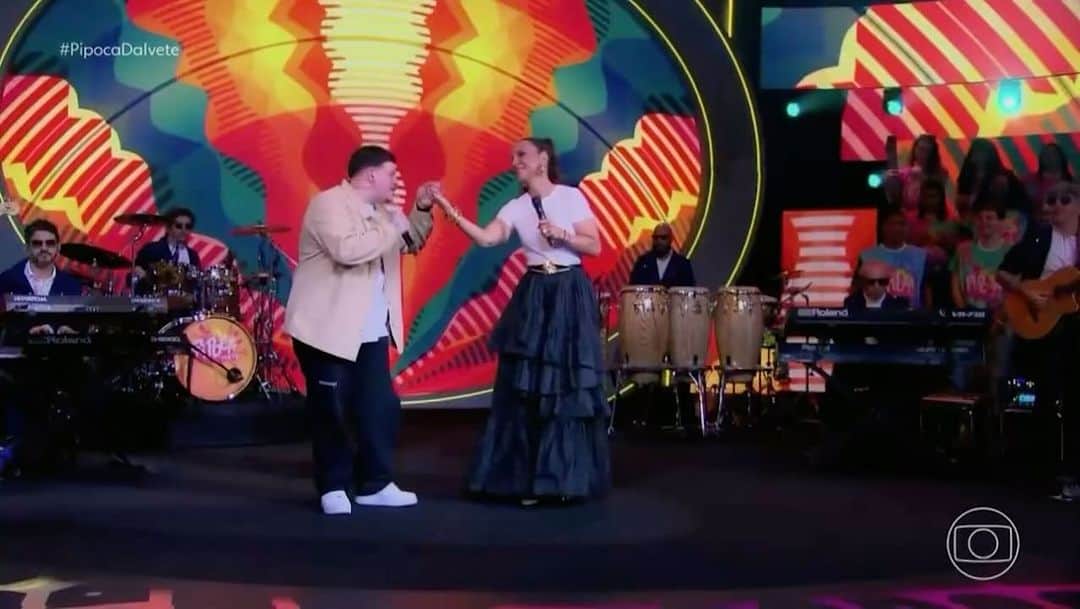 イヴェッチ・サンガロのインスタグラム：「Música é um lance que mexe com a gente . Esse menino @ferrugem é um luxo🌟 que prazer cantar com vc meu amado  Gostaram? Comenta aí que a gente gosta de elogios 😜」