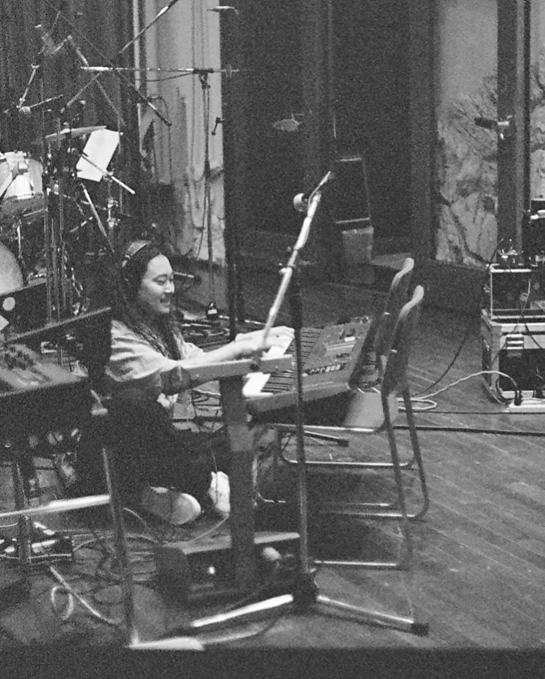 ハマ・オカモトさんのインスタグラム写真 - (ハマ・オカモトInstagram)「🌱 吉澤嘉代子さんの新作「若草」に収録されている「セブンティーン」「夢はアパート」の2曲をプロデュースしました。  プロデュース、といっても信頼するミュージシャン仲間に声をかけてみんなが承諾してくれた時点でそれは終わったようなものでした。  バンド経験のない嘉代子さんから "バンドみたいに制作したい"と申し出があり、デモを作り上げる作業をデータ上ではなくリハーサルスタジオにみんなで入って意見を出し合って作り上げていく形にしました。 演奏とお喋りが半分半分みたいな時間でしたが、それが大事だったりするんだよなあとつくづく思いました。  レコーディング、本当に楽しかったしどれだけ準備してもやはり本番での爆発力にはかなわないよなあ。 「若草」という名の作品を彩るに相応しい、 快活さと焦ったさが籠った曲になったと思います。  「吉澤嘉代子とナインティーズ」 というバンド名も気に入っています。  聴いてね🤝  Vo.AGt.吉澤嘉代子(@yoshizawakayoko ) Gt. TAIKING(@taikitotsuka ) Key. 大樋祐大(@talebsbass ) Dr. 澤村一平(@ippei.ds ) Ba.ハマ・オカモト」11月20日 11時19分 - hama_okamoto