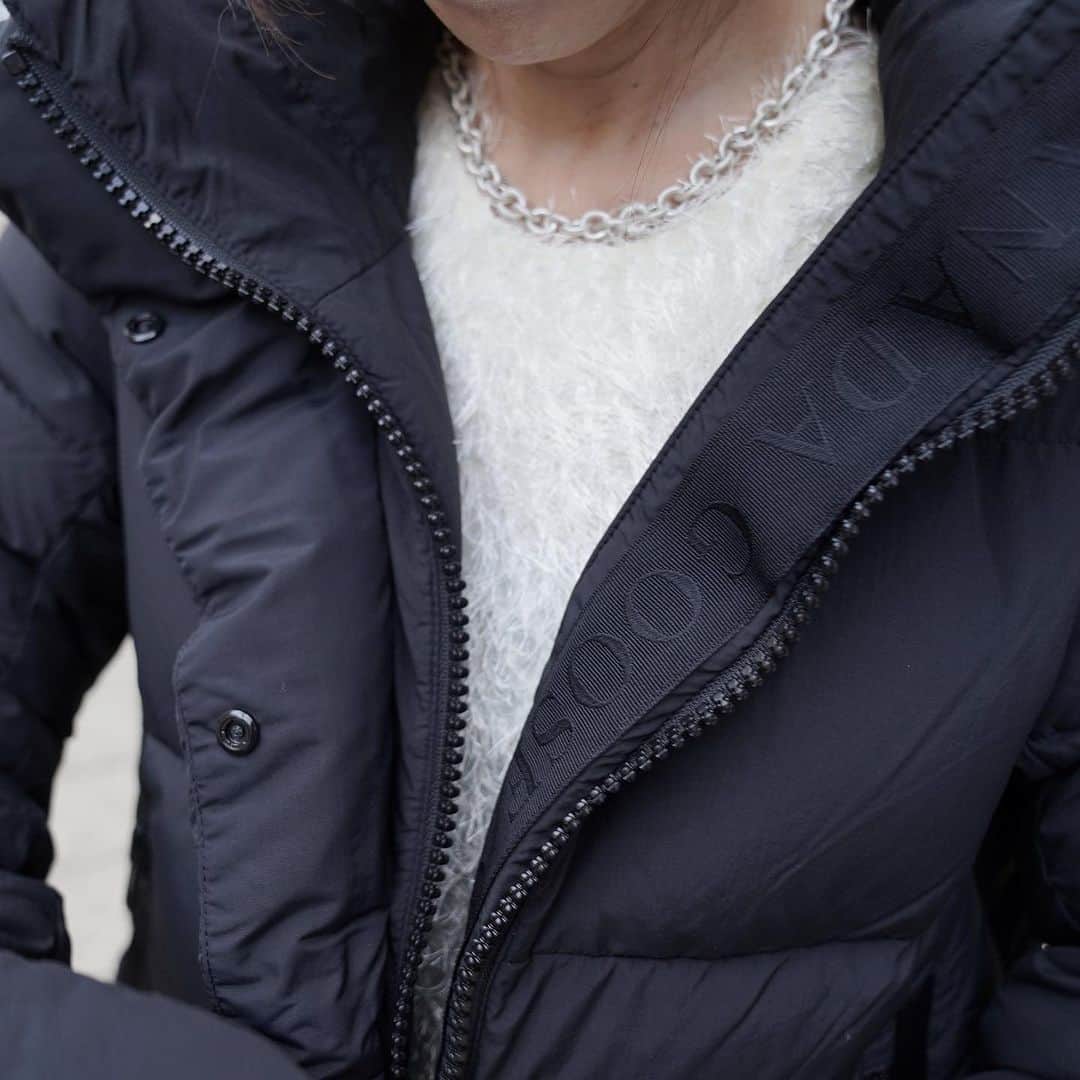 のインスタグラム：「. [CANADA GOOSE] Byward Parka Black Label 2610LB.  非常に暖かく軽量構造のバイワード パーカは、非常に柔らかいエンデュラリュクス生地と摩耗エリアを強化するコーデュラ素材を使用しています。  どちらも信じられないほど軽量素材で、耐久性に優れています。 ４つのフロントポケットは縦についており、フリースの裏地が付いているので、たっぷり収納でき、手が暖かく快適です。 襟まわり360°に取り付けられたストライプのリフレクターが暗闇での視認性を高めます。  取り外し可能なフードは、穏やかな天候に移行したときにも汎用性を発揮します。  -  #mawsapporo #MāW #insonlinestore #canadagoose #sapporo #hokkaido #23aw」