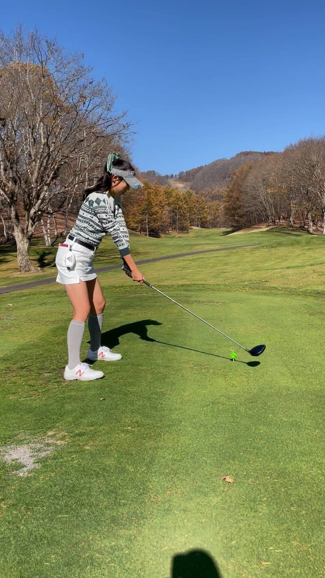 佐藤逸香のインスタグラム：「初めて1泊2日の連日ゴルフに行ってきました⛳️  1日目はとっても天気が良くて暖かかった☀️ この日1番良いドライバーショット🏌️‍♀️ ・ ・ ・ ・ ・ ・ ・ ・ いつもパパが一緒だとふざけがちな動画。😂  #水上高原ゴルフコース #フォレストコース #ゴルフ #ゴルフ女子  #adidasgolf #mizuno #PING #asics #SRIXON #taylormadegolf #Paradiso #TaylorMade #munsingwear #descent #lecoq #スポーツ大好き #スポーツ女子」