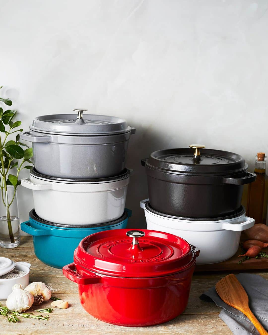 staub ストウブのインスタグラム：「【サステナビリティプロジェクト「STAUB 2nd Life “Reward Program”」12/4より引き取りスタート】  先行販売を開始しておりました サステナビリティプロジェクト「STAUB 2nd Life (ストウブ セカンド ライフ)」。 “Reward Program” として、ご愛用されていたストウブの引き取り準備が整いましたので、12/4(月)からお申込みを開始します。   詳細は下記URLにてご確認頂きますようお願い申し上げます。  → https://staub2ndlife.zwilling.com/pages/reward  リンクはハイライト、ストーリーズやプロフィールURLからもご確認頂けます。  *お申し込みに関しての不明点は上記サイトをご参照ください。こちらのサイトにご案内しております以外のご不明点がございましたら、下記までお問い合わせをお願いします。 → https://staub2ndlife.zwilling.com/pages/contact  #STAUB #ストウブ」