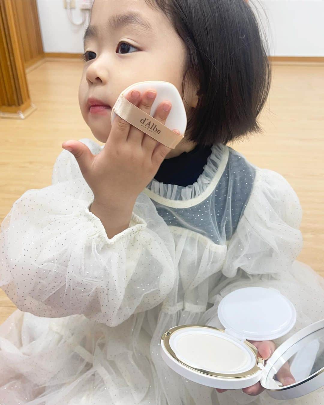 イ・ユンジのインスタグラム：「본 브랜드와는 상관없으나 상관있어보이는건 왜죠ㅋ #흡사화장품모델#엄마눈엔전속모델#귀엽소울」