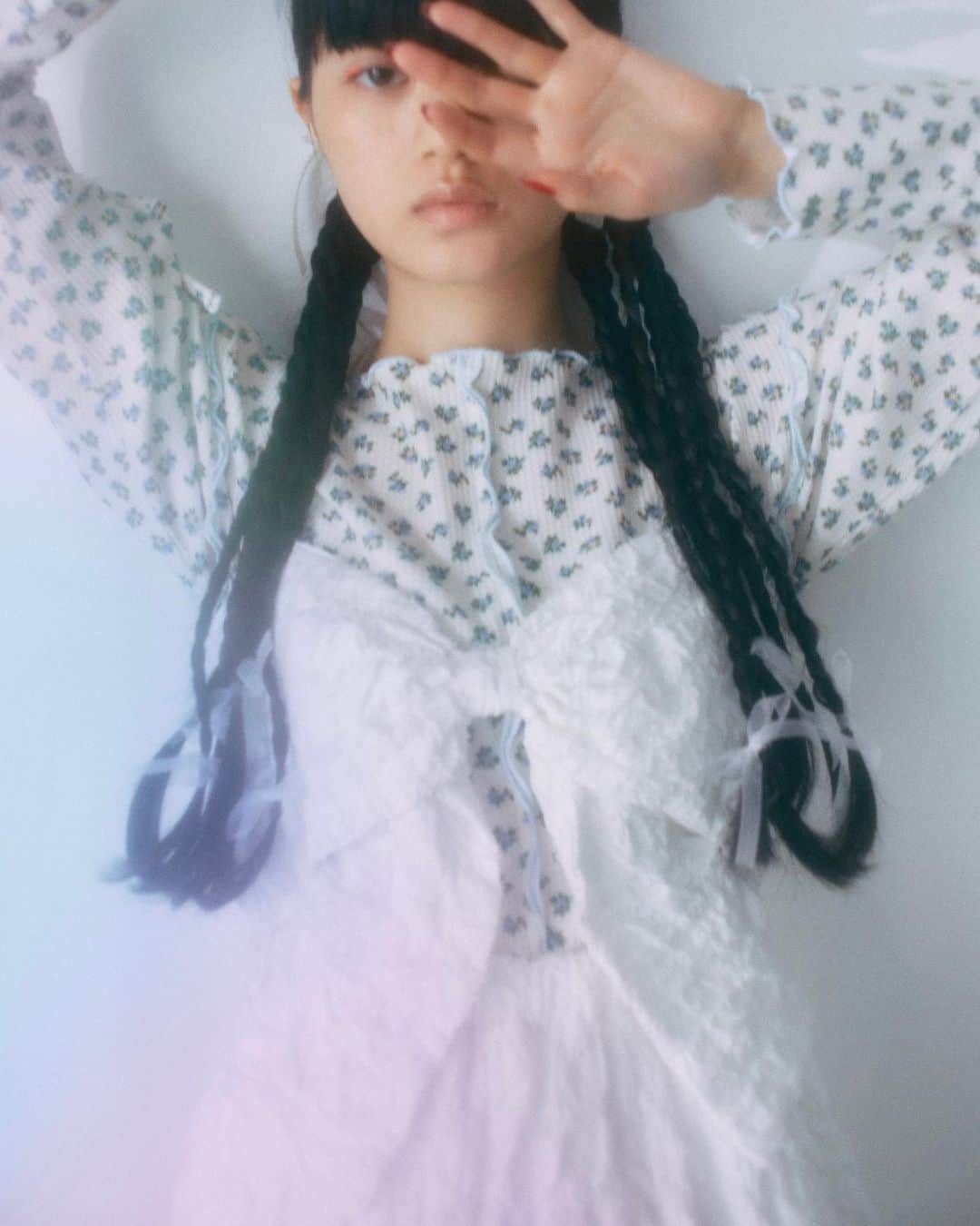 merry jennyのインスタグラム：「【pre orde10%off・point×20】 ㅤㅤㅤㅤㅤㅤㅤㅤㅤㅤㅤㅤㅤ 11/17(fr/) 12:00 〜 11/21(tue) 23:59 official web store RUNWAY channel にて pre order 10%OFFを開催中‼︎ さらに！point up×20・送料無料！  topのURLから⇨  @merryjenny_instagram  ぜひcheckして下さいね！  〇 Bigリボンキャミワンピース col : o.whit / beige / black ¥14,300 (tax in)  〇 flowerフリルティアードシアーワンピース col : pink / green ¥13,200 (tax in)  #merryjenny #メリージェニー  #2024ss #spring #urara #ガーリーコーデ #春コーデ  #ワンピースコーデ」