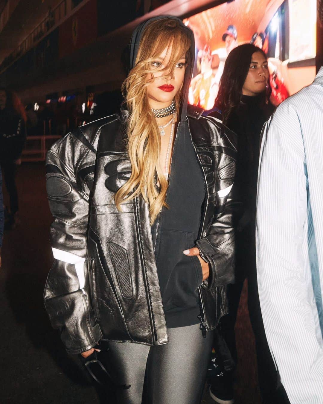 Vogueのインスタグラム：「@badgalriri channeled her ‘Shut Up And Drive’ era over the weekend at the #GrandPrix in Las Vegas. The superstar gave a lesson in dressing for an event while still staying true to your personal style. Tap the link in our bio for all the details on her F1 approved look.  Photo: @dennisleupold」